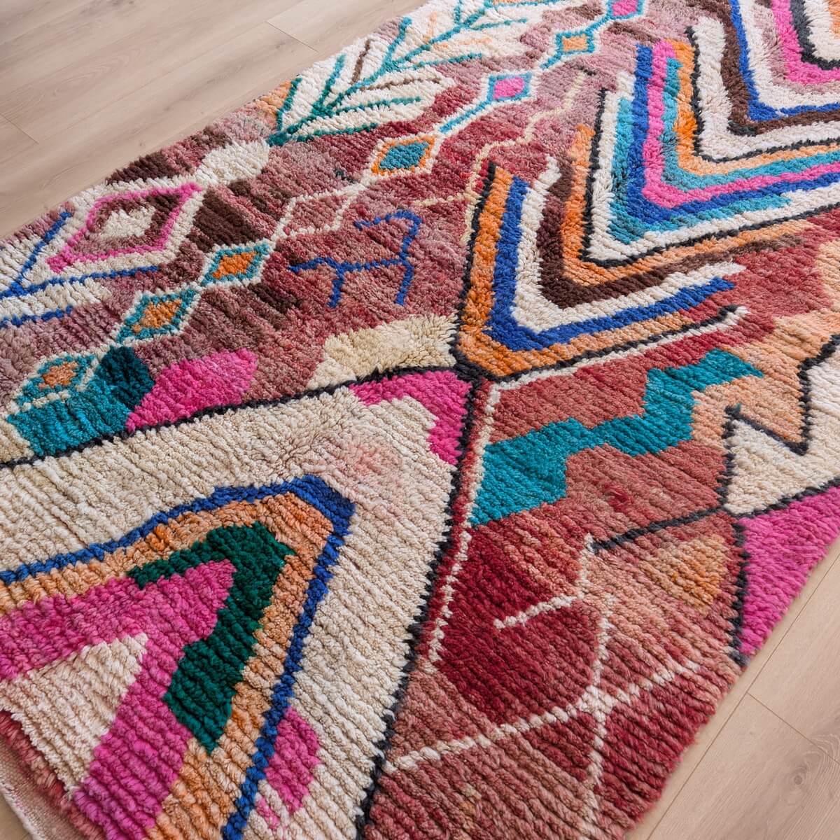 covor marocan Boujad foarte colorat cu modele vibrante creat manual din lana prin innodare de artizani - 250x150 cm, pe parchet