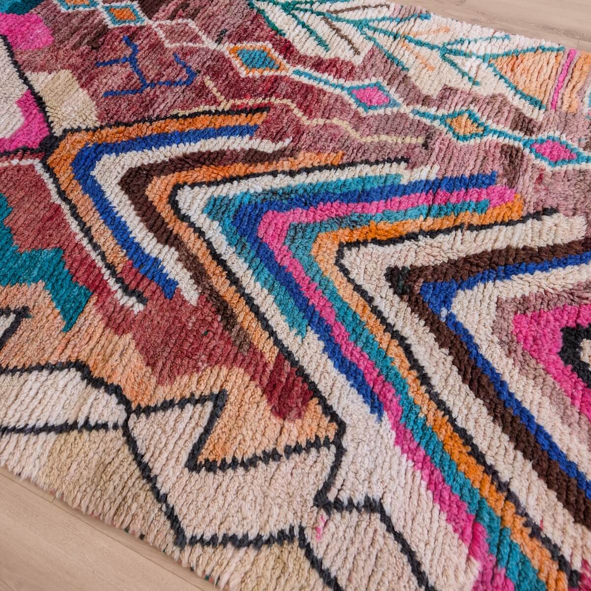 covor marocan Boujad foarte colorat cu modele vibrante creat manual din lana prin innodare de artizani - 250x150 cm, de aproape