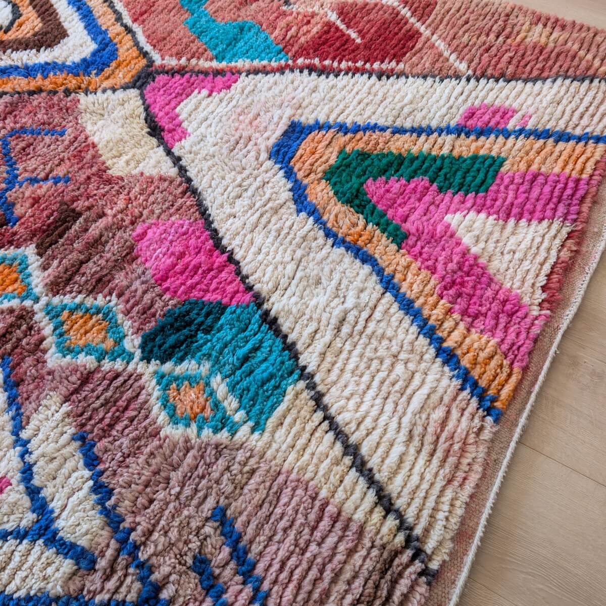 covor marocan Boujad foarte colorat cu modele vibrante creat manual din lana prin innodare de artizani - 250x150 cm, colturi