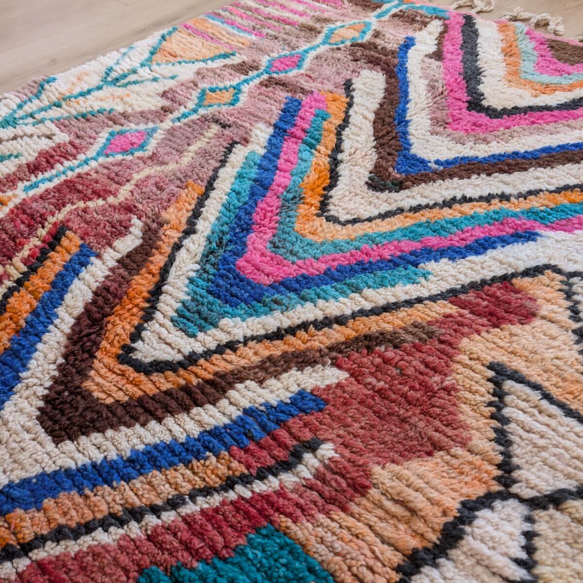 covor marocan Boujad foarte colorat cu modele vibrante creat manual din lana prin innodare de artizani - 250x150 cm, modele in V