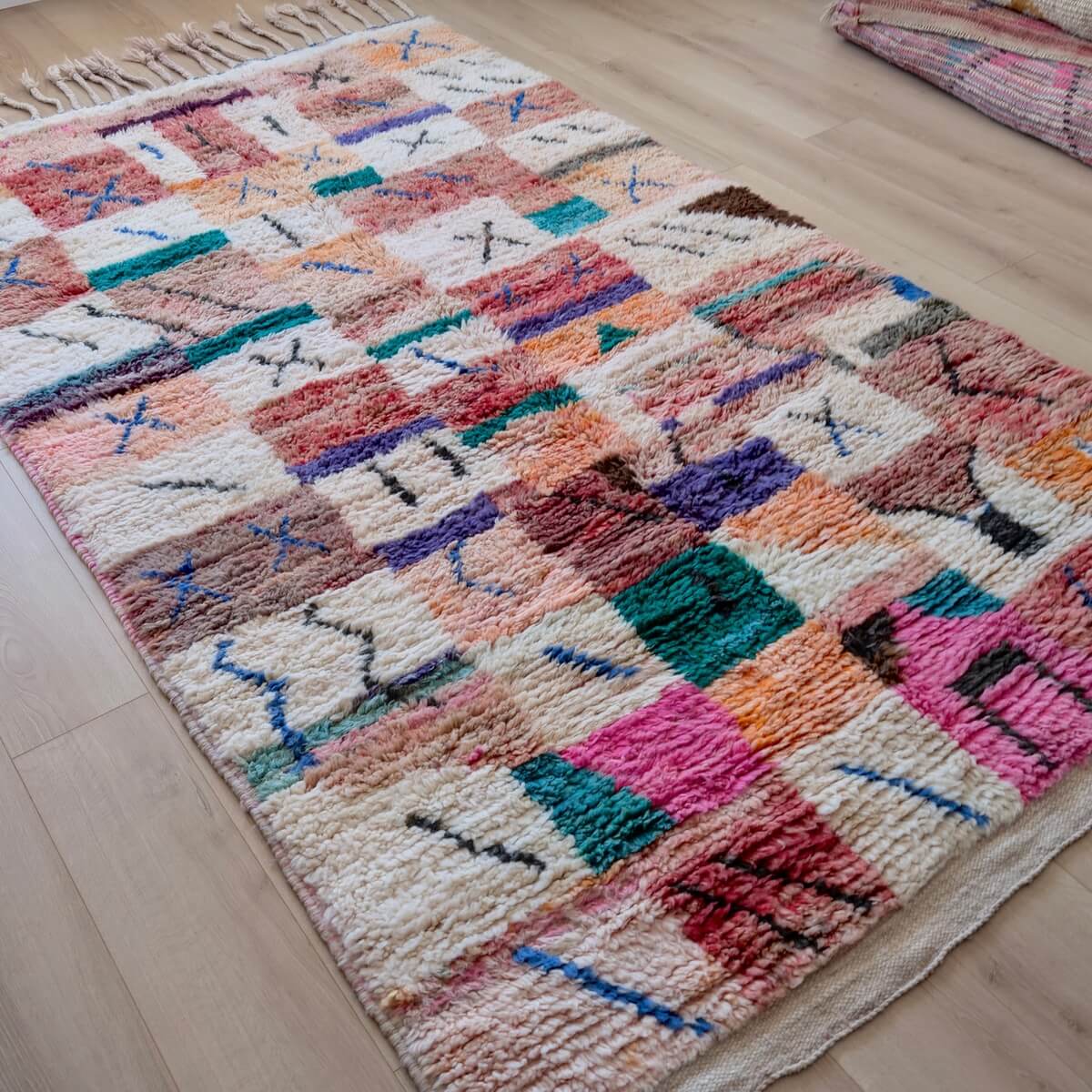 Covor Marocan multicolor din tribul Boujad, innodat manual din lana naturala, multicolor cu model in patratele cu X, 270x160cm