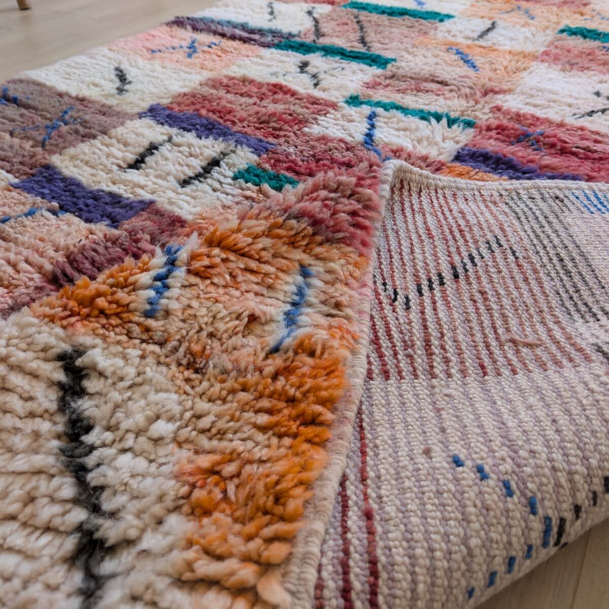 Covor Marocan multicolor din tribul Boujad, innodat manual din lana naturala, multicolor cu model in patratele cu X, 270x160cm, spate