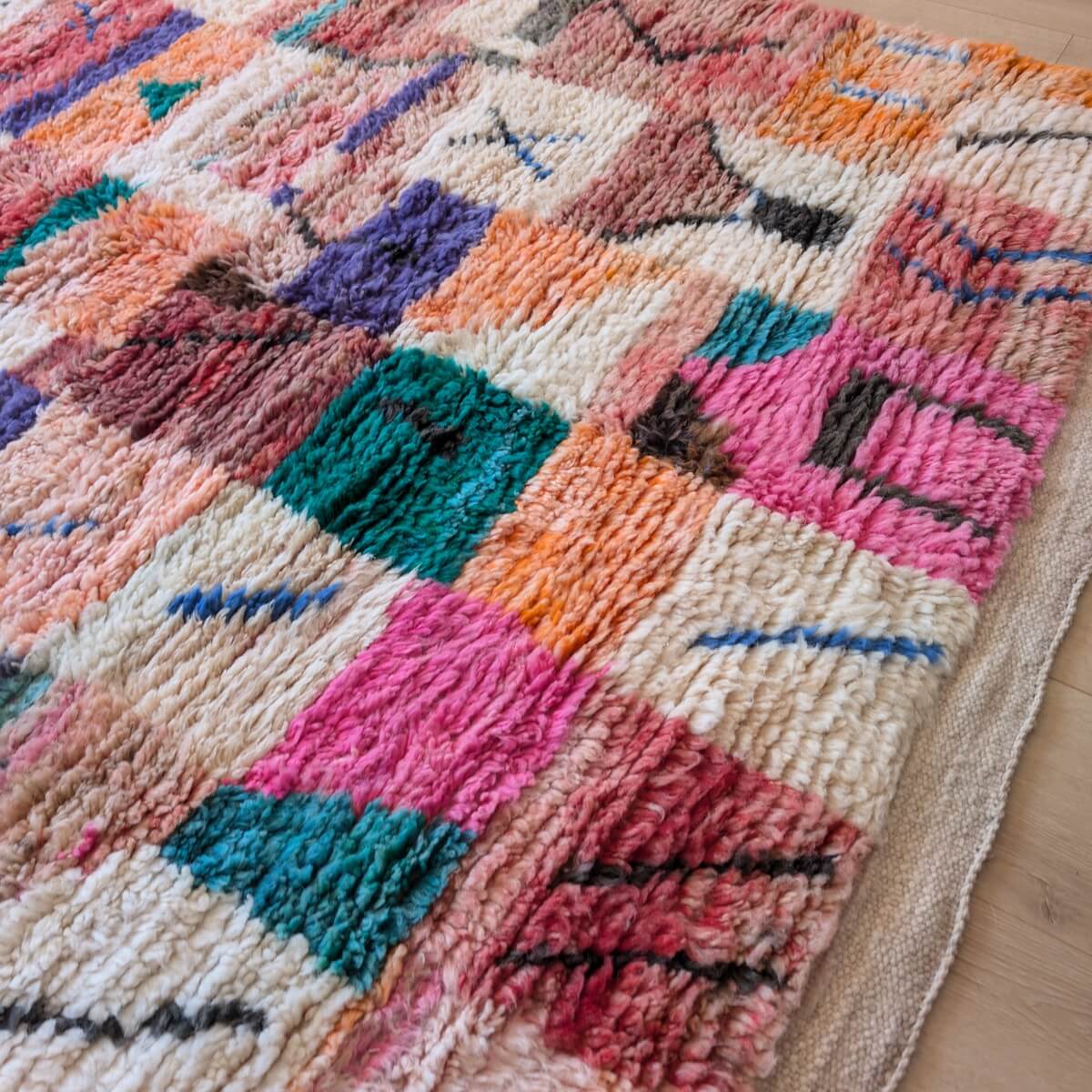 Covor Marocan multicolor din tribul Boujad, innodat manual din lana naturala, multicolor cu model in patratele cu X, 270x160cm, margini