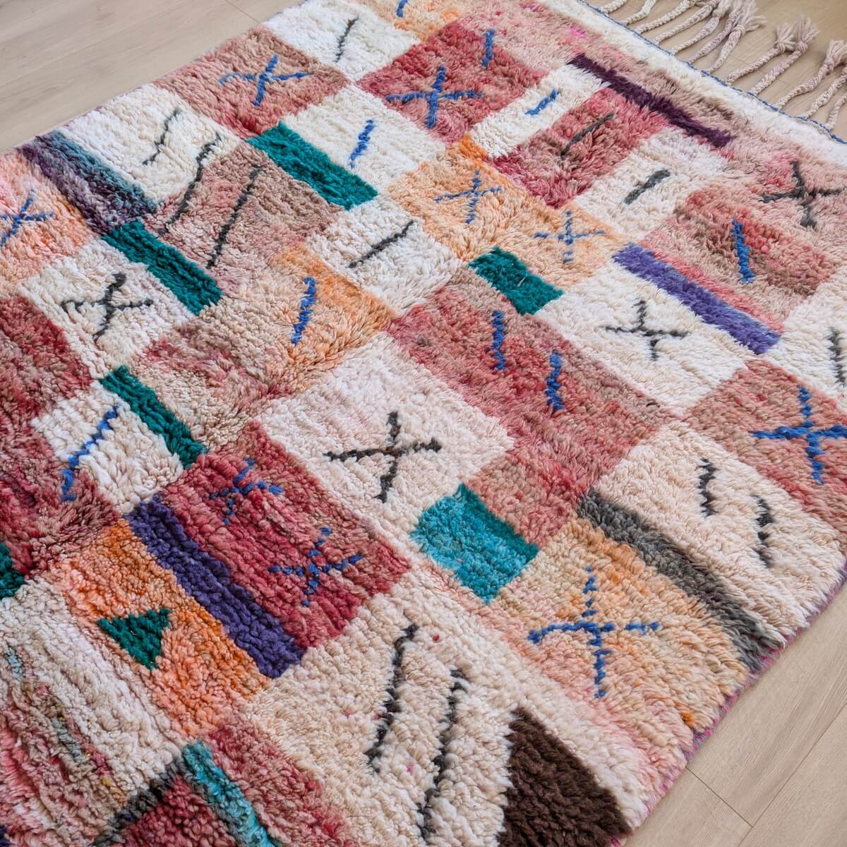 Covor Marocan multicolor din tribul Boujad, innodat manual din lana naturala, multicolor cu model in patratele cu X, 270x160cm, pe podea