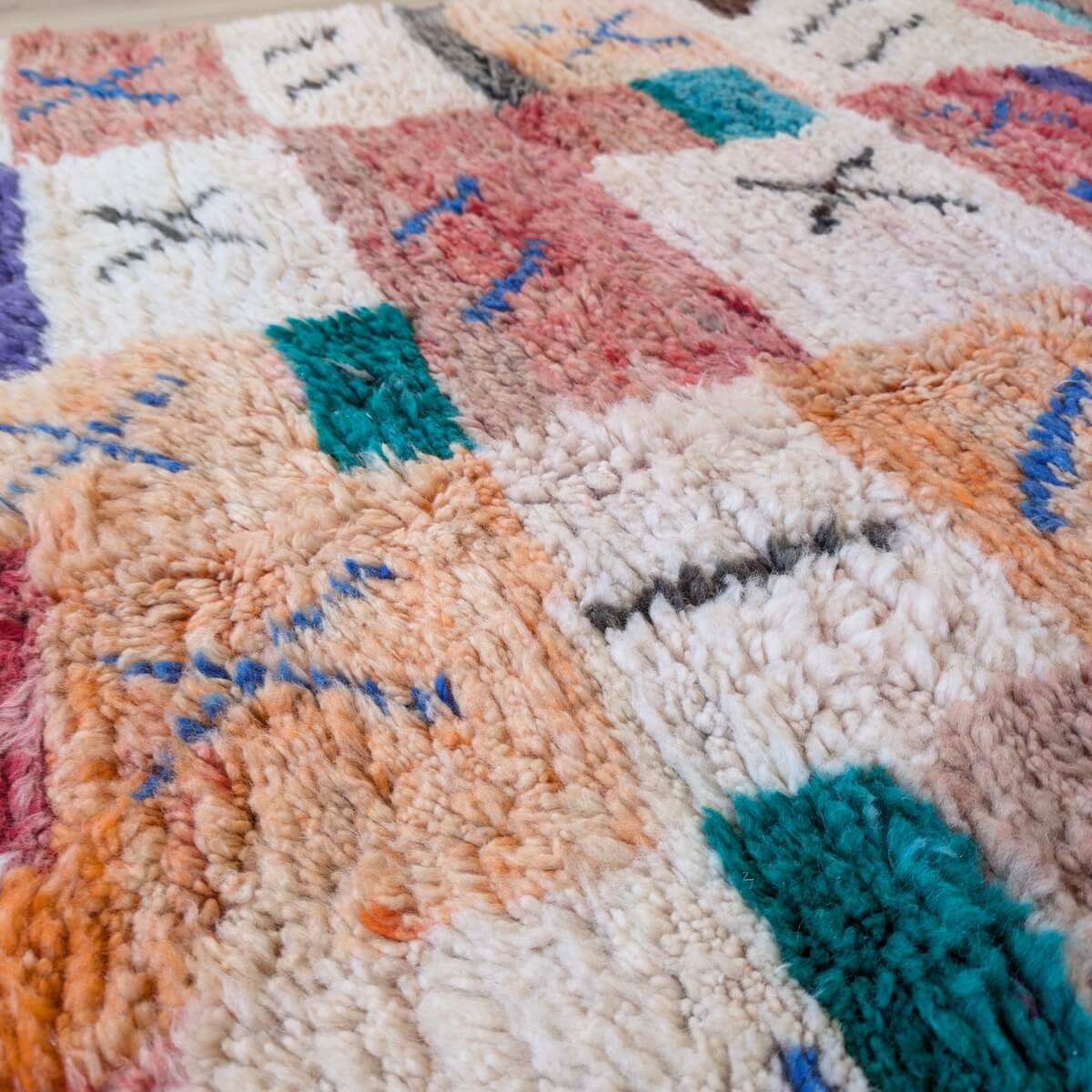 Covor Marocan multicolor din tribul Boujad, innodat manual din lana naturala, multicolor cu model in patratele cu X, 270x160cm, de aproape