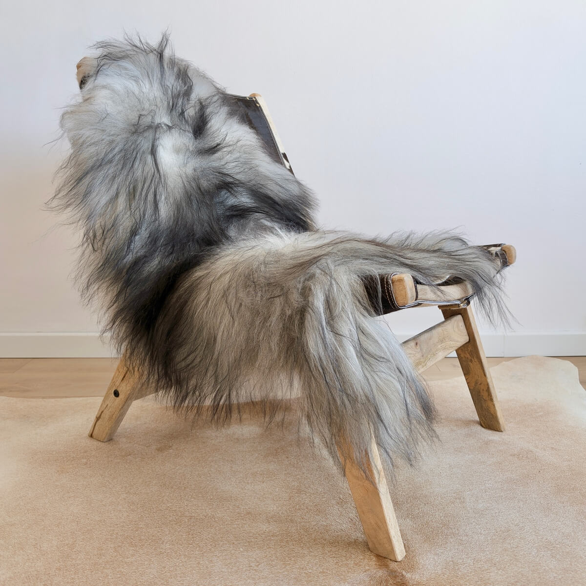 Covor din Blana Naturala de Oaie Islandeza cu fir extra lung de minim 10 cm, Nuante de Gri 105 x 70 cm, pe scaun lounge