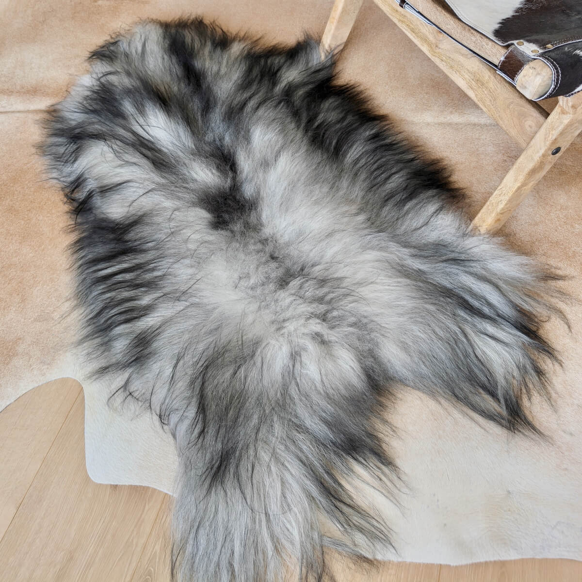 Covor din Blana Naturala de Oaie Islandeza cu fir extra lung de minim 10 cm, Nuante de Gri 105 x 70 cm, pe podea