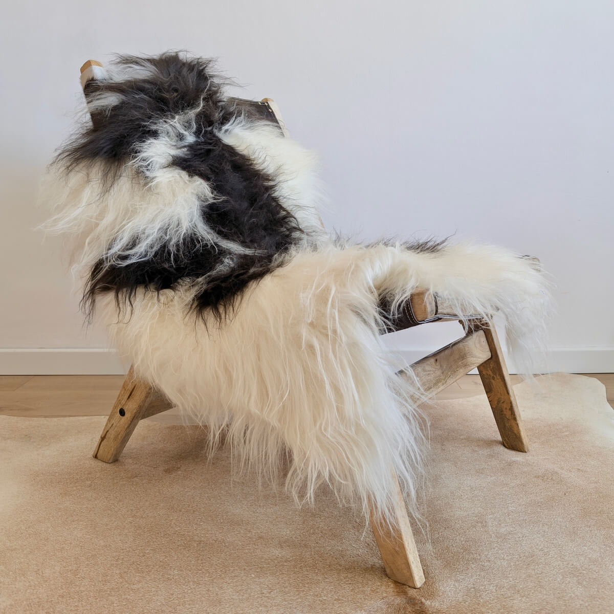 Covor din Blana Naturala de Oaie Islandeza cu fir extra lung de minim 10 cm, Alb si Negru 110 x 80 cm, pe scaun lounge