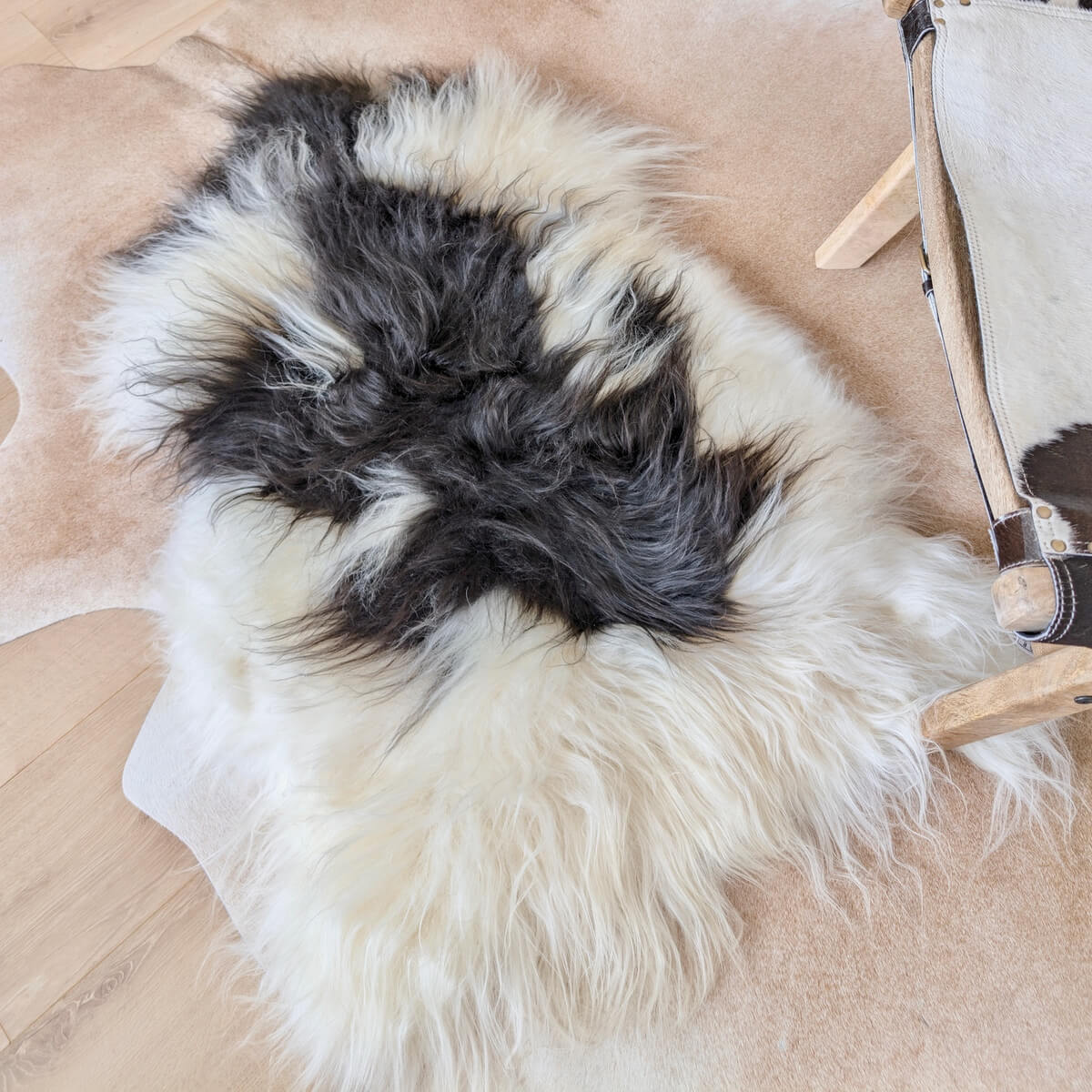 Covor din Blana Naturala de Oaie Islandeza cu fir extra lung de minim 10 cm, Alb si Negru 110 x 80 cm, intinsa mare