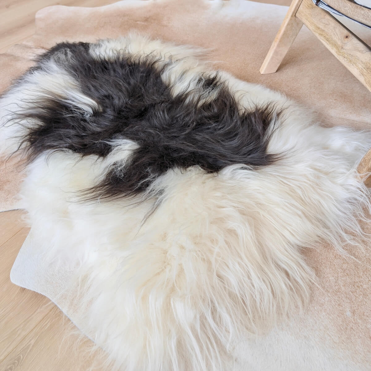 Covor din Blana Naturala de Oaie Islandeza cu fir extra lung de minim 10 cm, Alb si Negru 110 x 80 cm, pe podea