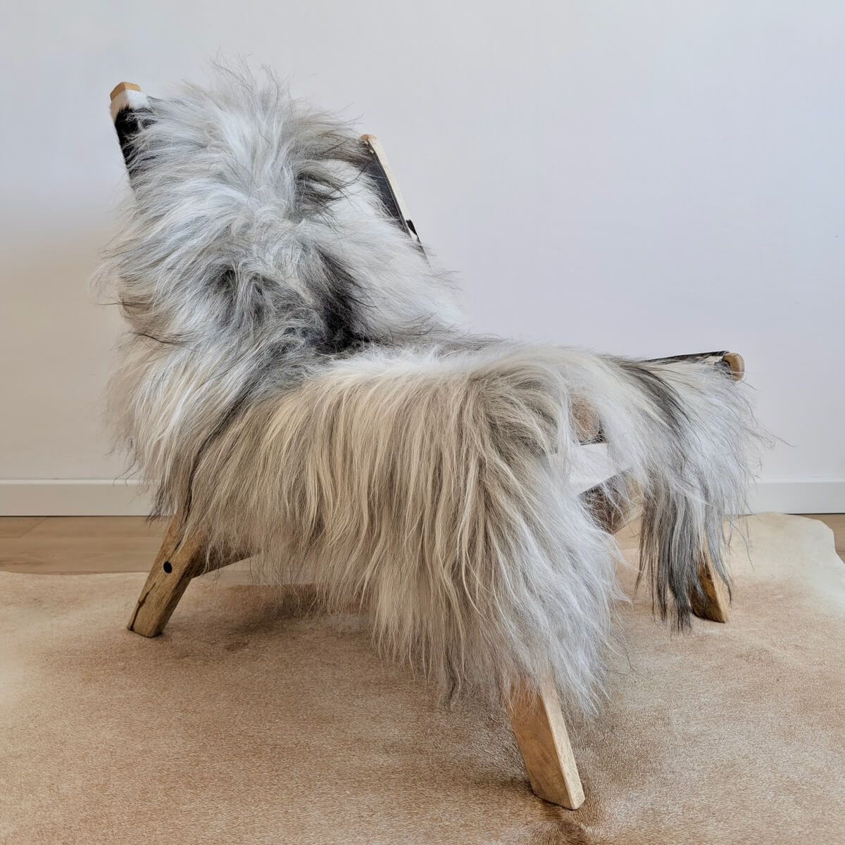 Covor din Blana Naturala de Oaie Islandeza cu fir extra lung de minim 10 cm, Gri Deschis 110 x 75 cm, pe scaun lounge