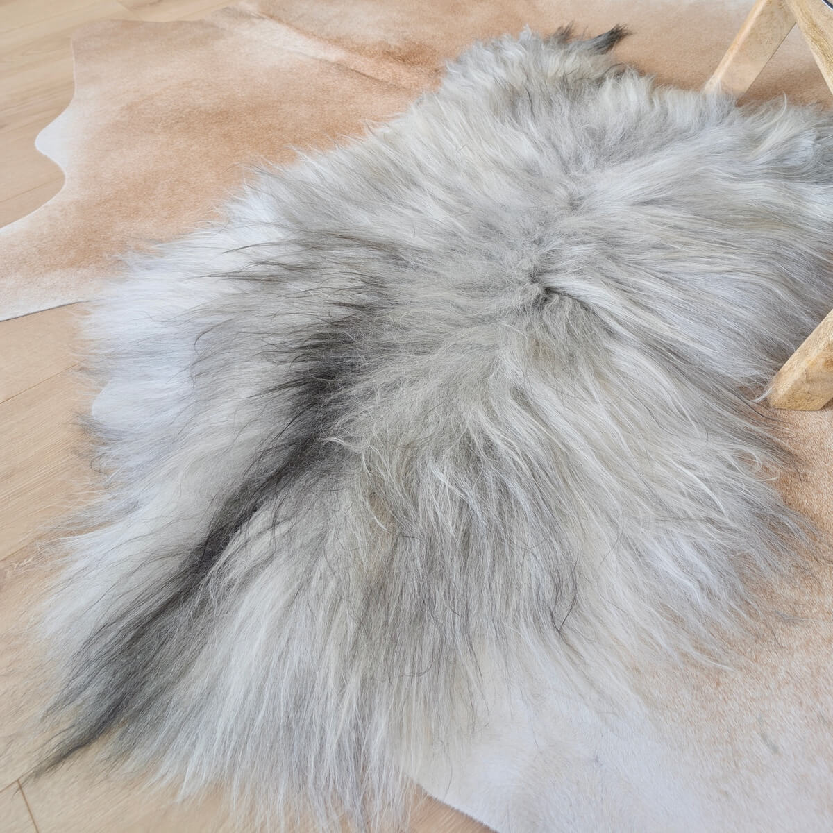 Covor din Blana Naturala de Oaie Islandeza cu fir extra lung de minim 10 cm, Gri Deschis 110 x 75 cm, pe podea