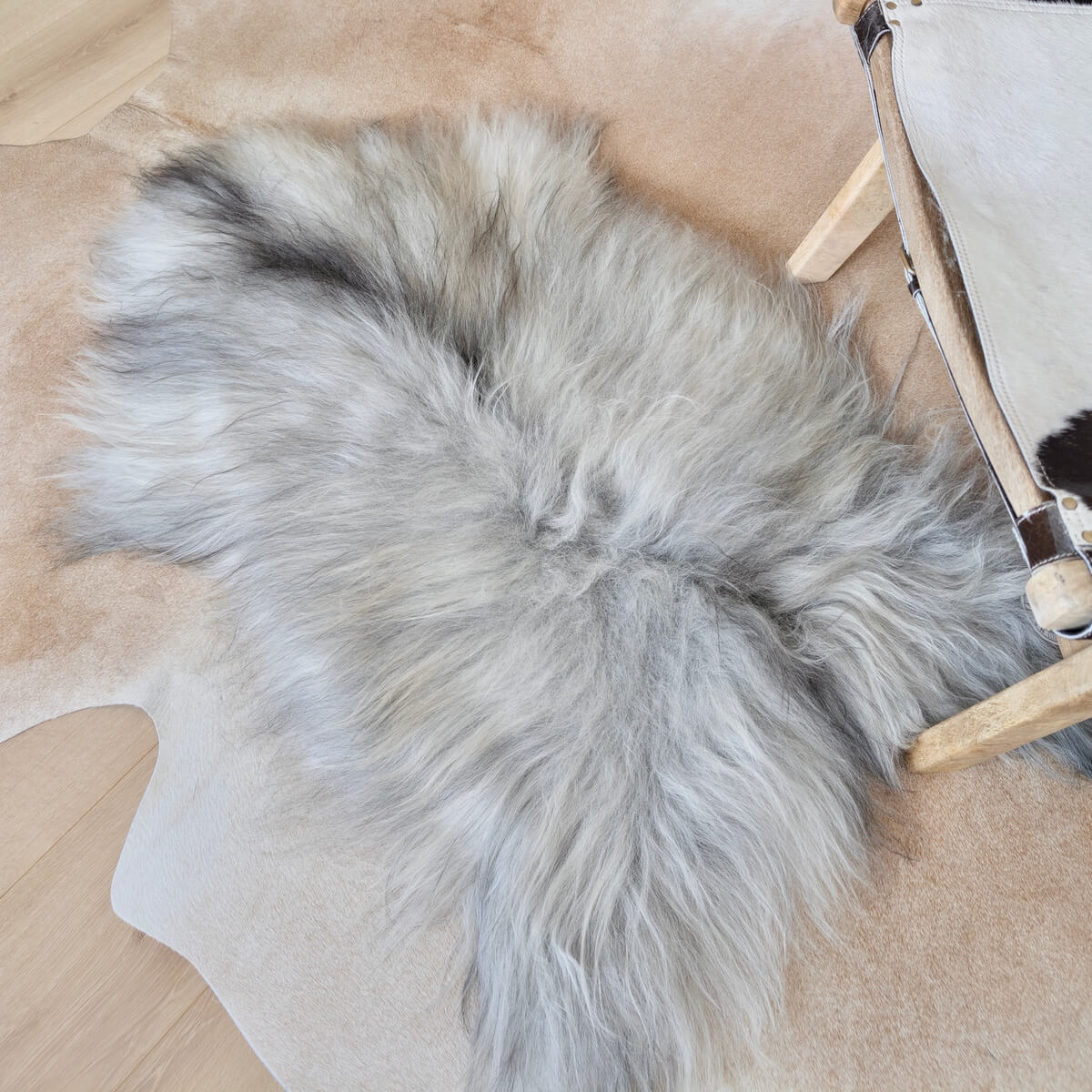 Covor din Blana Naturala de Oaie Islandeza cu fir extra lung de minim 10 cm, Gri Deschis 110 x 75 cm, pe parchet