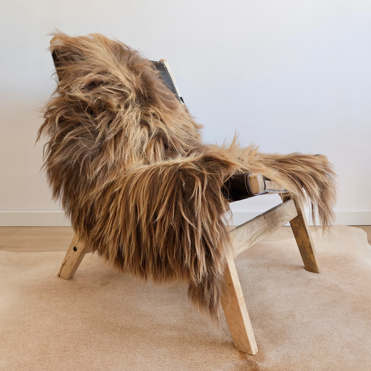 Covor din Blana Naturala de Oaie Islandeza cu fir extra lung de minim 10 cm, Maro 110 x 75 cm, pe scaun lounge