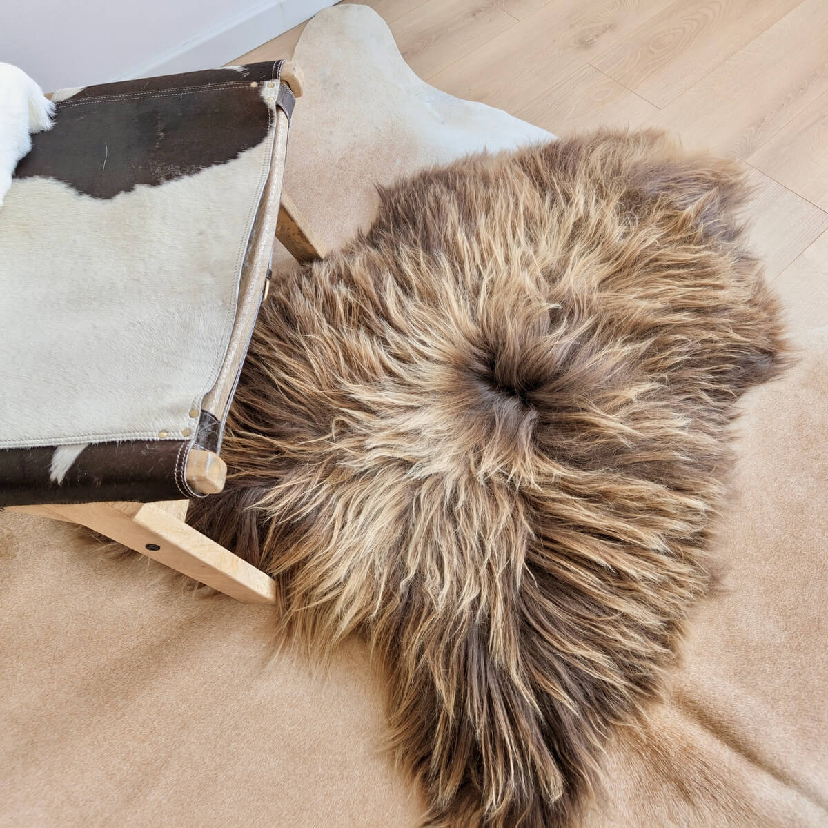 Covor din Blana Naturala de Oaie Islandeza cu fir extra lung de minim 10 cm, Maro 110 x 75 cm, pe podea