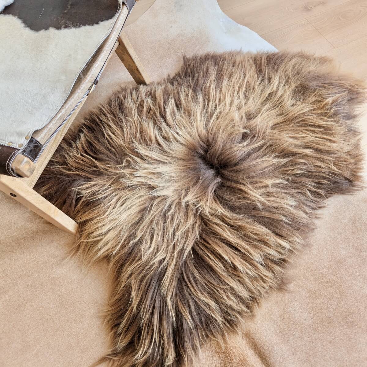 Covor din Blana Naturala de Oaie Islandeza cu fir extra lung de minim 10 cm, Maro 110 x 75 cm, pe parchet