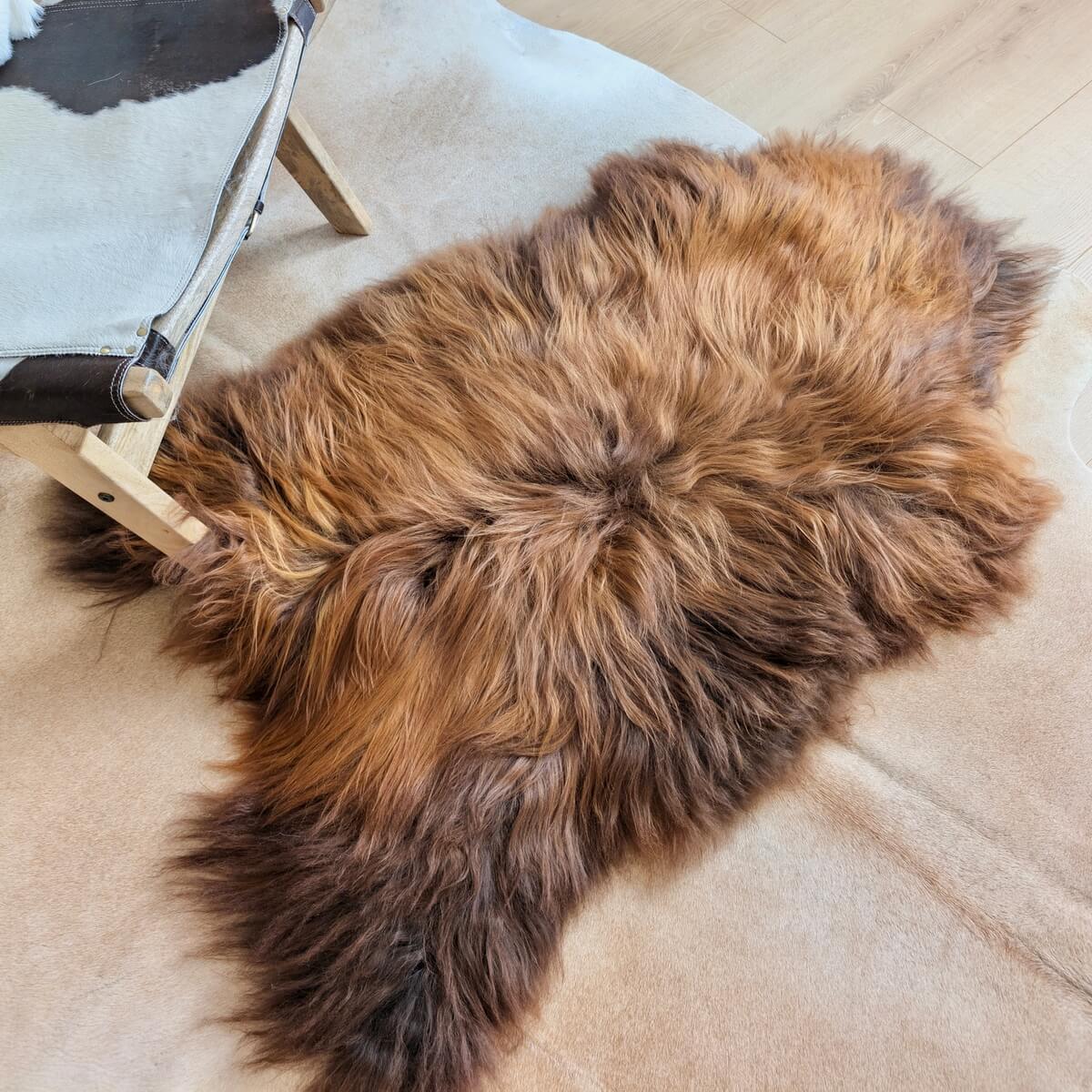 Covor din Blana Naturala de Oaie Islandeza cu fir extra lung de minim 10 cm, Maro Ruginiu 130 x 80 cm, pe podea