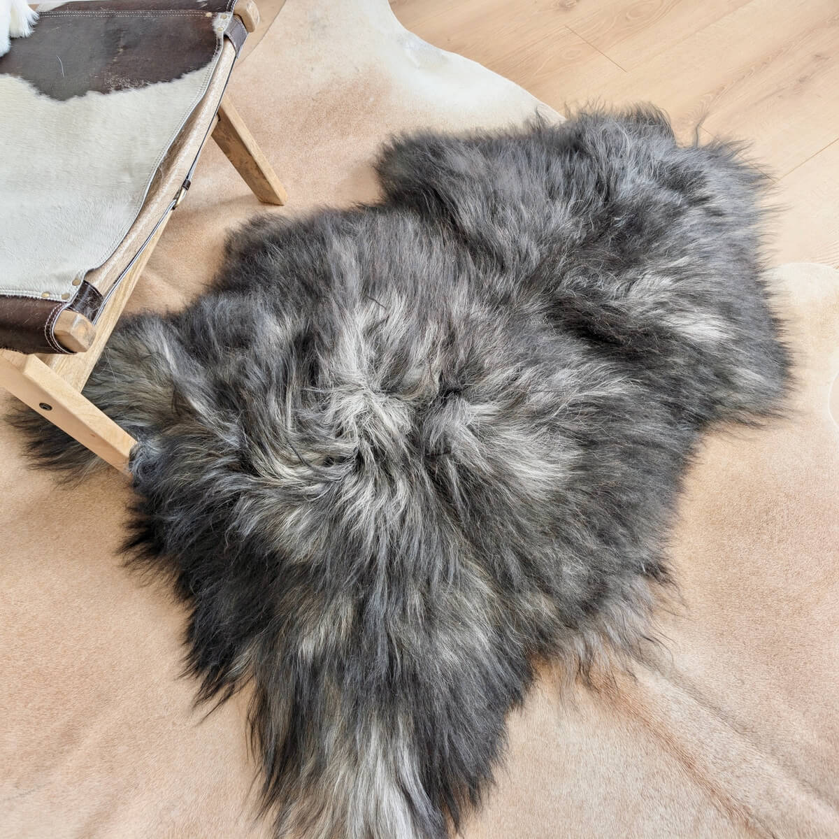 Covor din Blana Naturala de Oaie Islandeza cu fir extra lung de minim 10 cm, Nuante de Gri Inchis 130 x 80 cm, pe podea