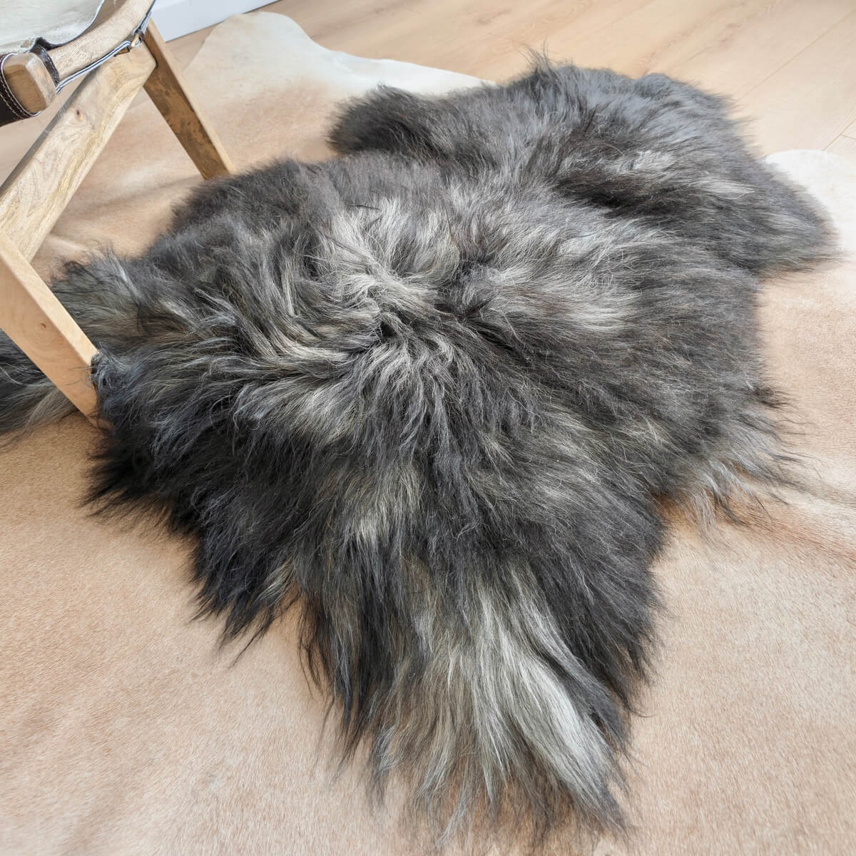 Covor din Blana Naturala de Oaie Islandeza cu fir extra lung de minim 10 cm, Nuante de Gri Inchis 130 x 80 cm, de aproape