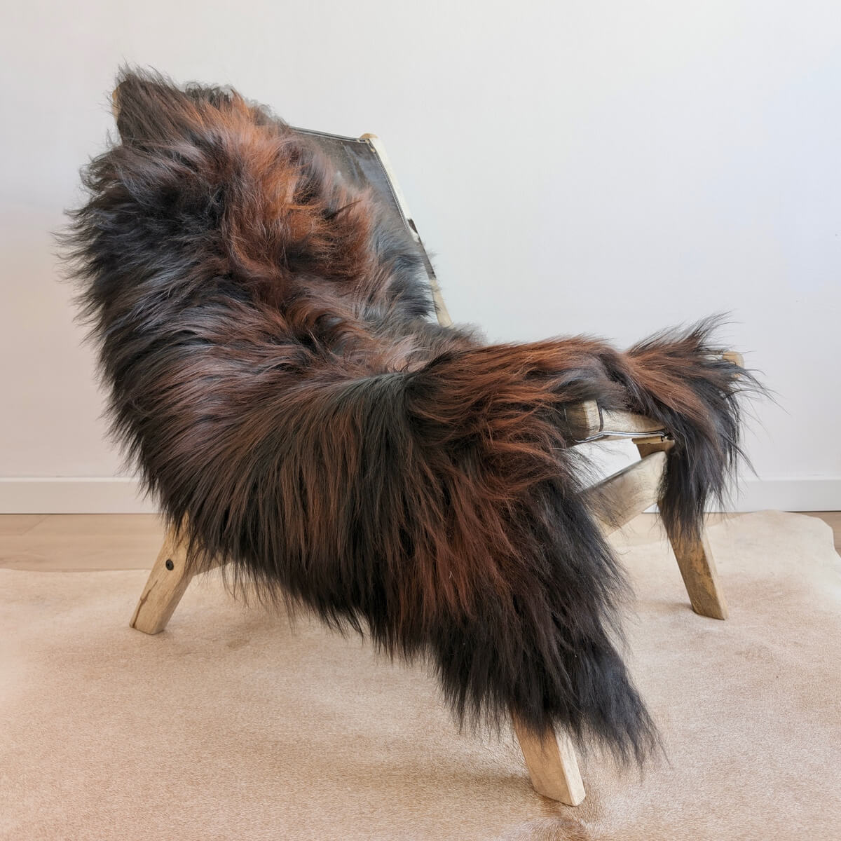 Covor din Blana Naturala de Oaie Islandeza cu fir extra lung de minim 10 cm, Negru Ruginiu 120 x 80 cm, pe scaun lounge