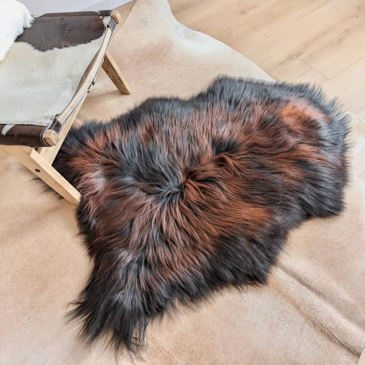 Covor din Blana Naturala de Oaie Islandeza cu fir extra lung de minim 10 cm, Negru Ruginiu 120 x 80 cm, pe podea