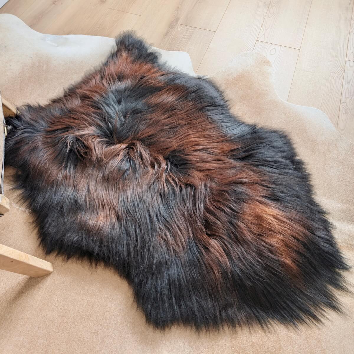 Covor din Blana Naturala de Oaie Islandeza cu fir extra lung de minim 10 cm, Negru Ruginiu 120 x 80 cm, aruncat