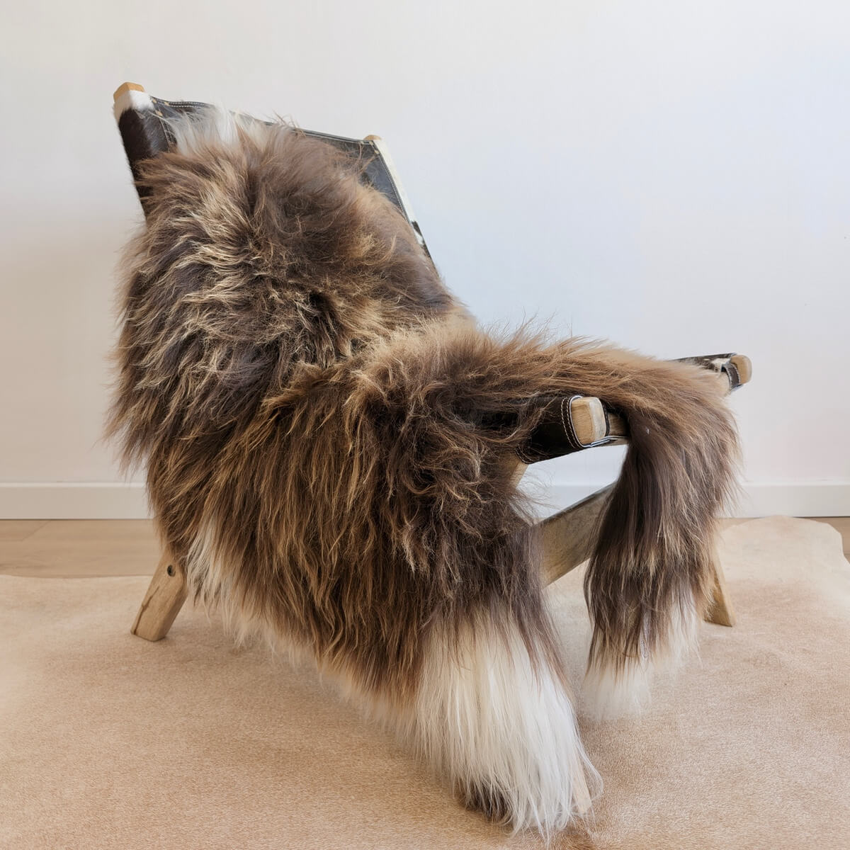 Covor din Blana Naturala de Oaie Islandeza cu fir extra lung de minim 10 cm, Maro cu colturi Albe 120 x 90 cm, pe scaun lounge