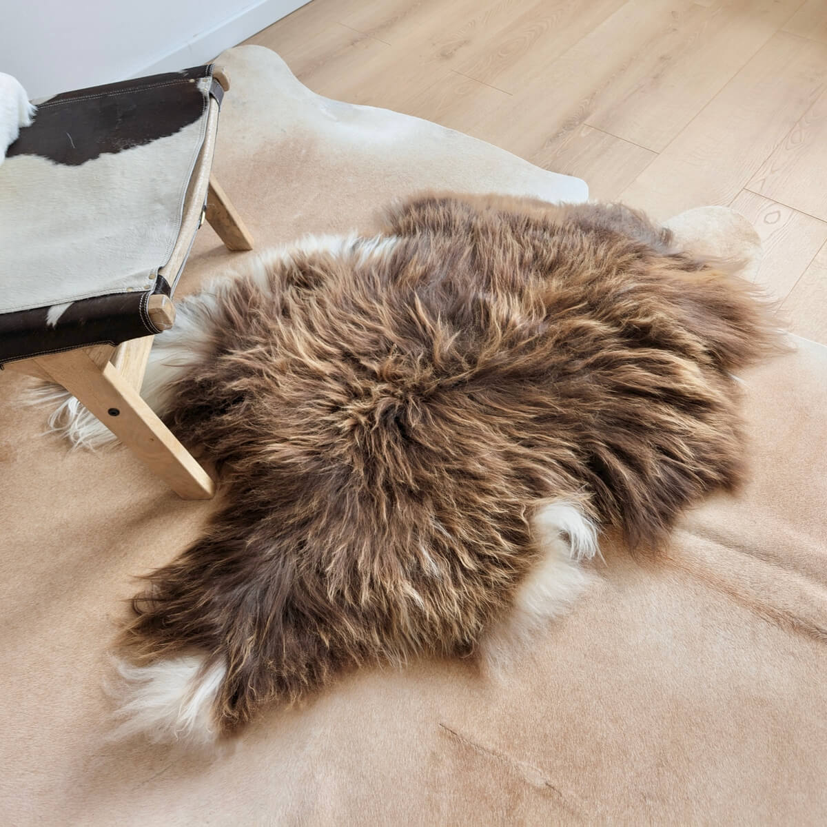 Covor din Blana Naturala de Oaie Islandeza cu fir extra lung de minim 10 cm, Maro cu colturi Albe 120 x 90 cm, pe podea