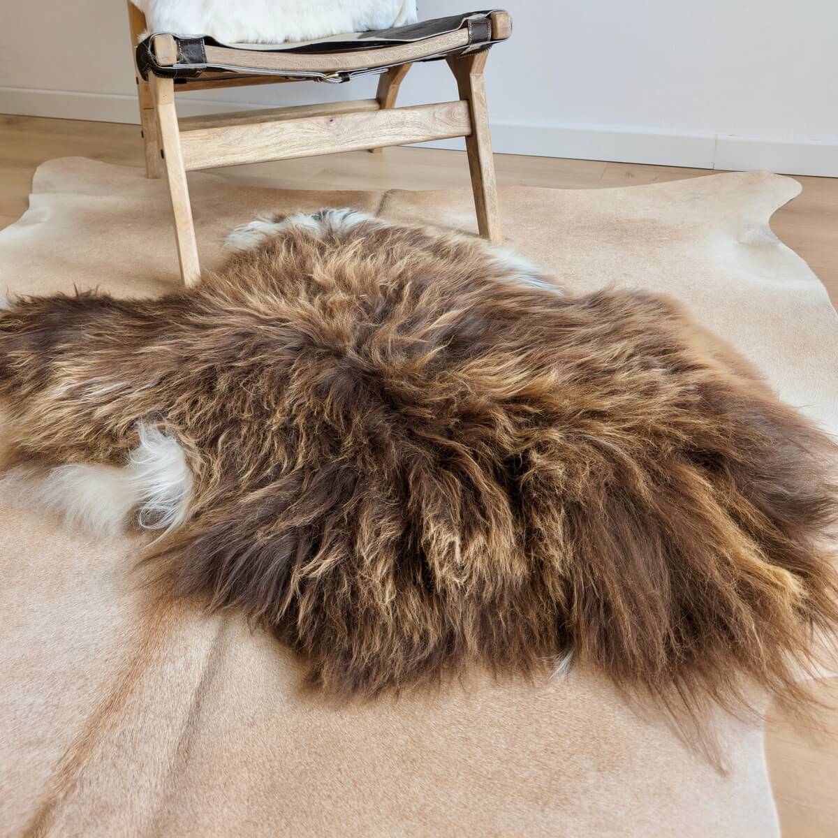 Covor din Blana Naturala de Oaie Islandeza cu fir extra lung de minim 10 cm, Maro cu colturi Albe 120 x 90 cm, zoom