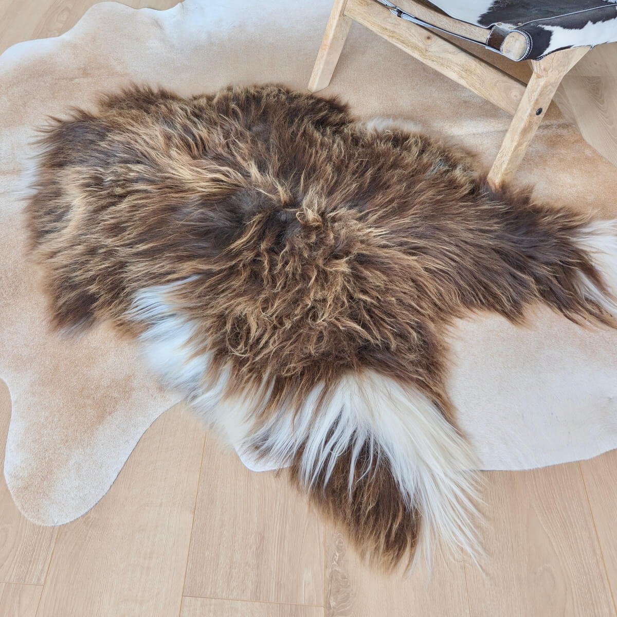 Covor din Blana Naturala de Oaie Islandeza cu fir extra lung de minim 10 cm, Maro cu colturi Albe 120 x 90 cm, la picioare