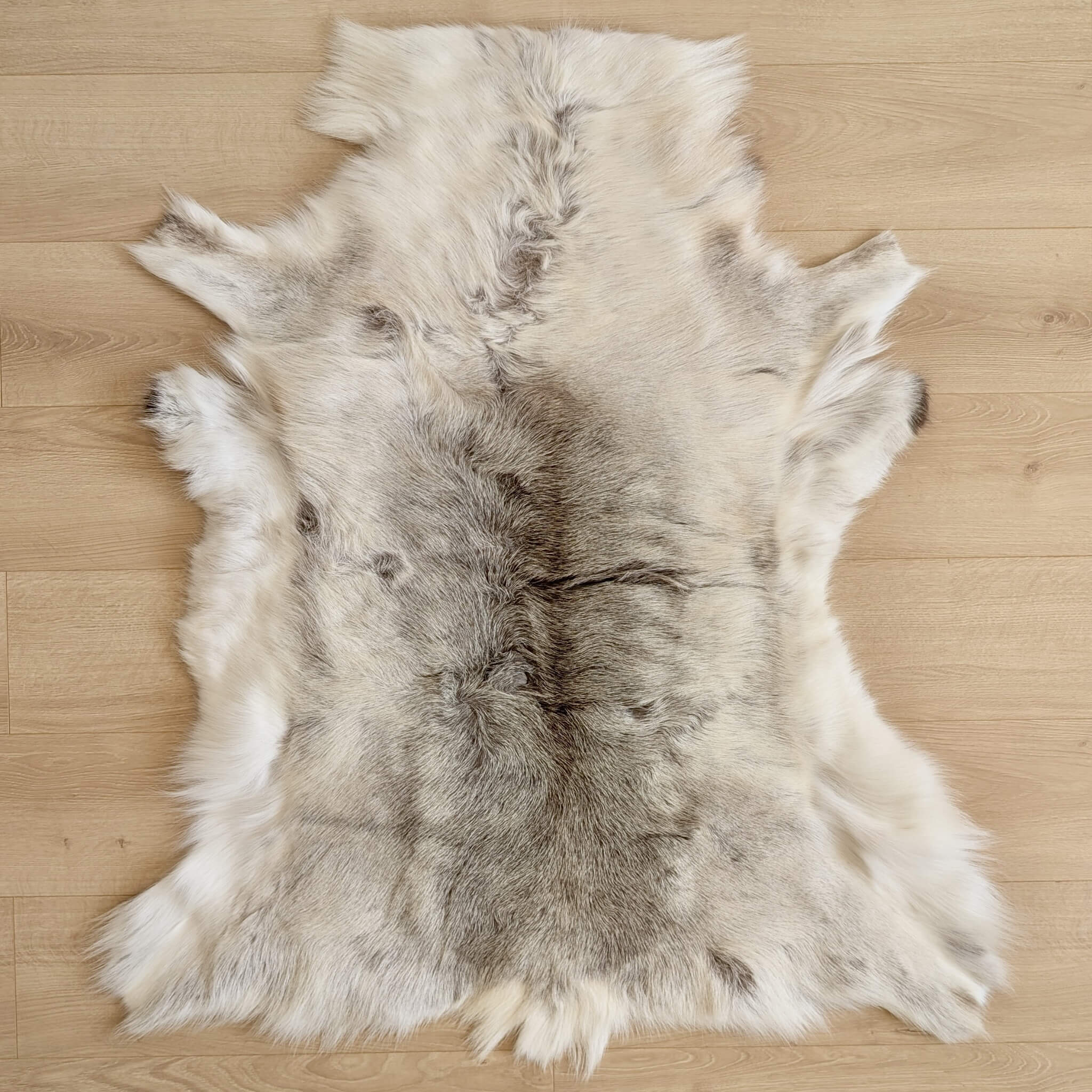 Covor din Piele Naturala de Ren in culori frumoase deschise de alb si gri MBRD001 dimensiune 110 x 100 cm