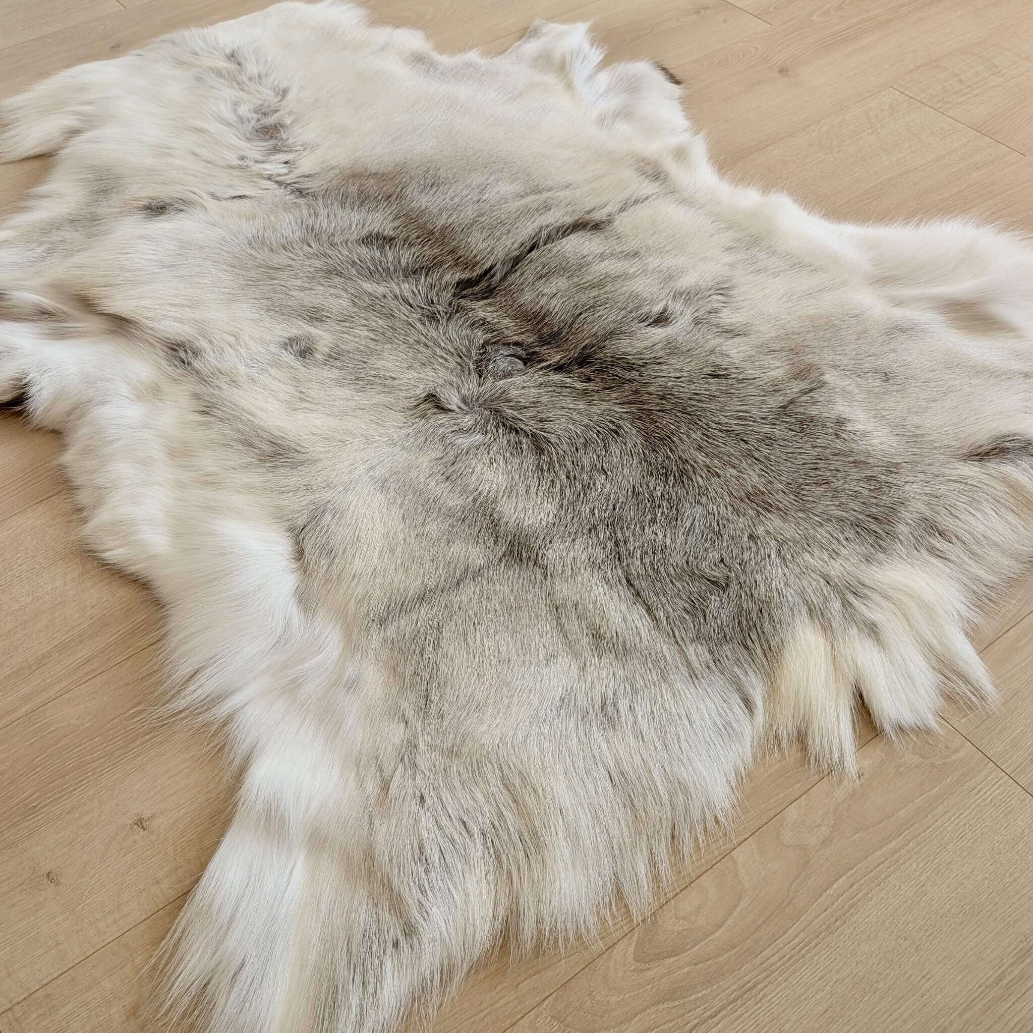 Covor din Piele Naturala de Ren pufos din Finlanda in culori frumoase deschise de alb si gri MBRD001