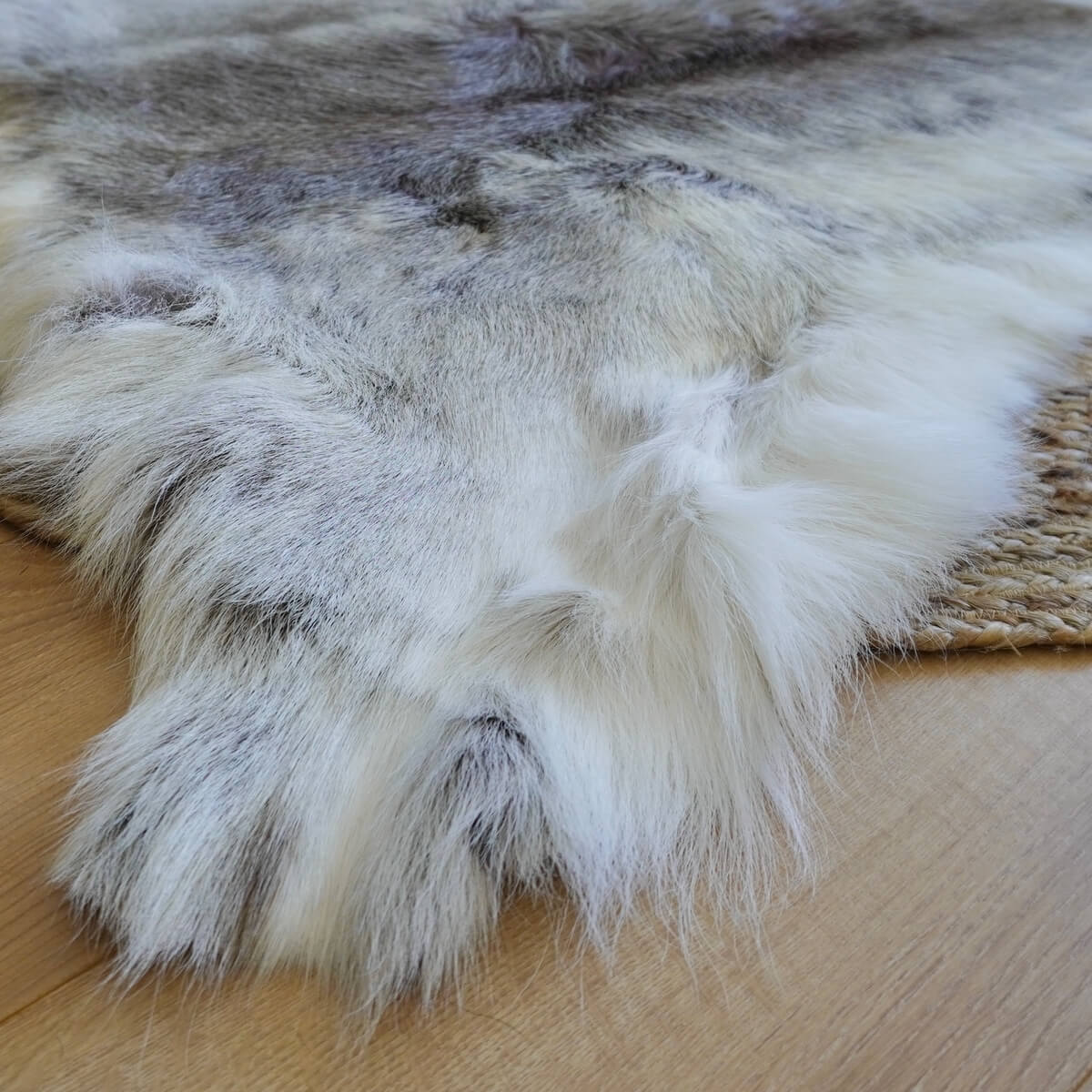 Covor din Piele Naturala de Ren in culori frumoase deschise de alb si gri - dimensiune 110 x 100 cm, zoom