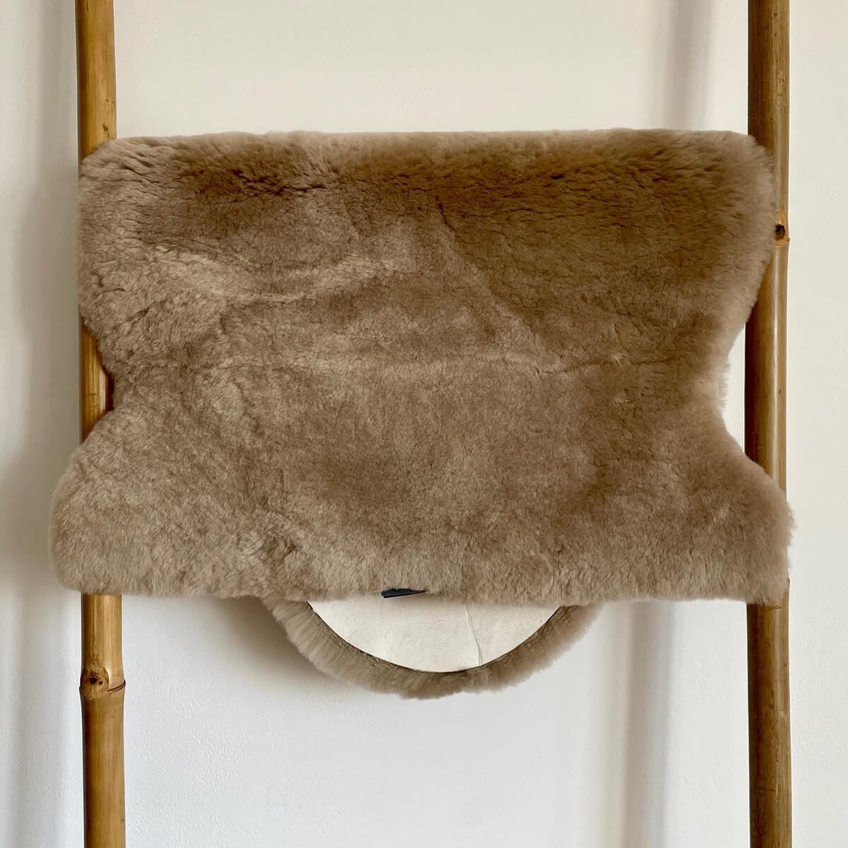 Covor medicinal din blana de miel pentru bebelusi si copii tuns scurt, Camel