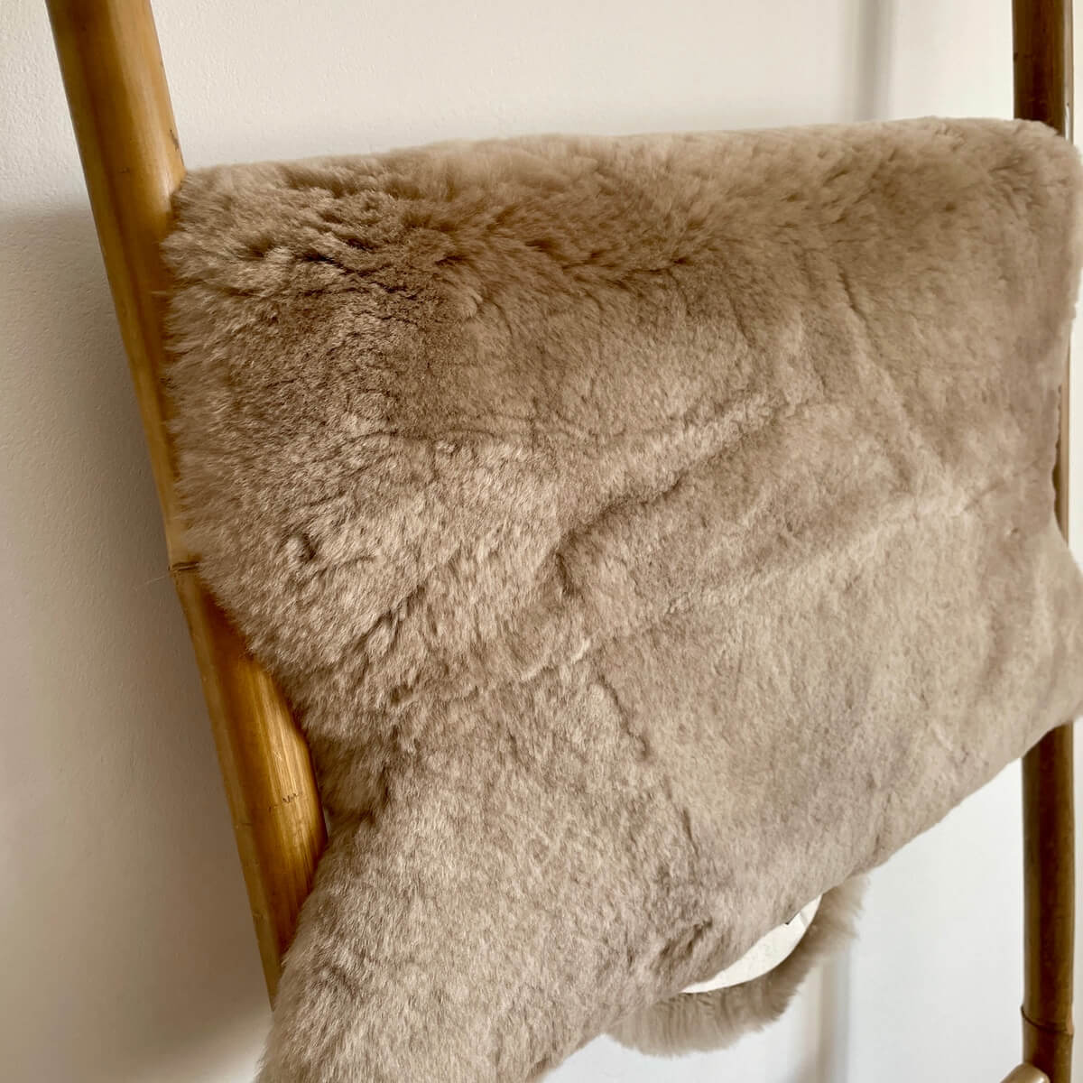 Covor medicinal din blana de miel pentru bebelusi si copii tuns scurt, Camel Bej