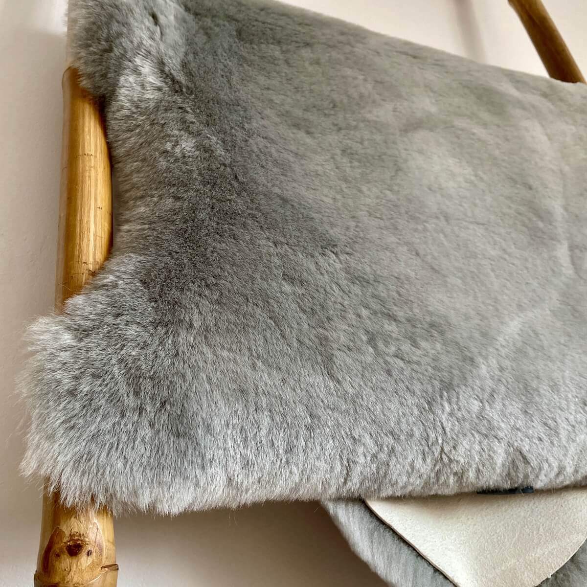 covor din blana de miel medicinal pentru bebelusi si copii, tuns scurt, gri, zoom 2