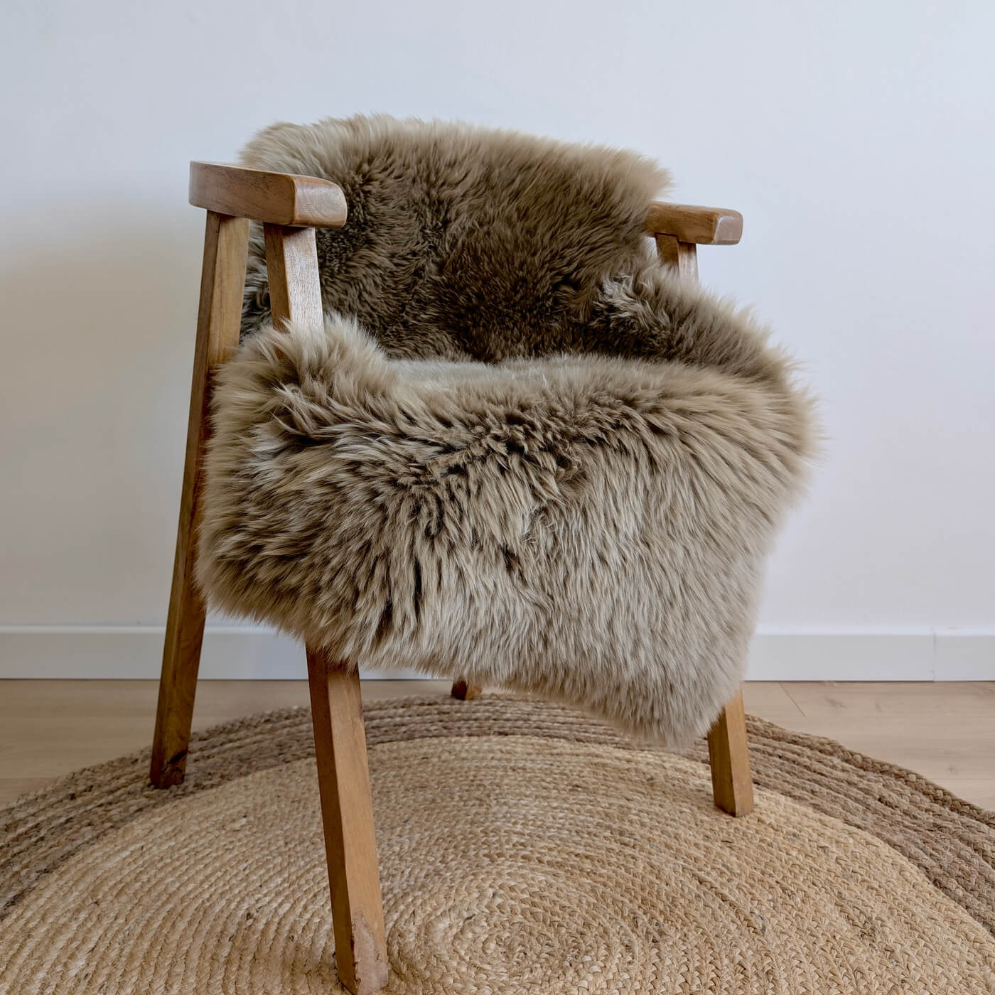 covor din blana de oaie naturala, culoare bej, dens pufos si moale cu fir lung, australian sheepskins, marime single, pe scaun