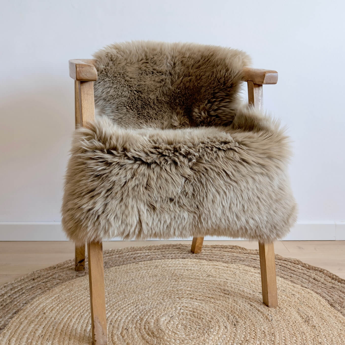 covor din blana de oaie naturala, culoare bej, dens pufos si moale cu fir lung, australian sheepskins, marime single, pe scaun 2