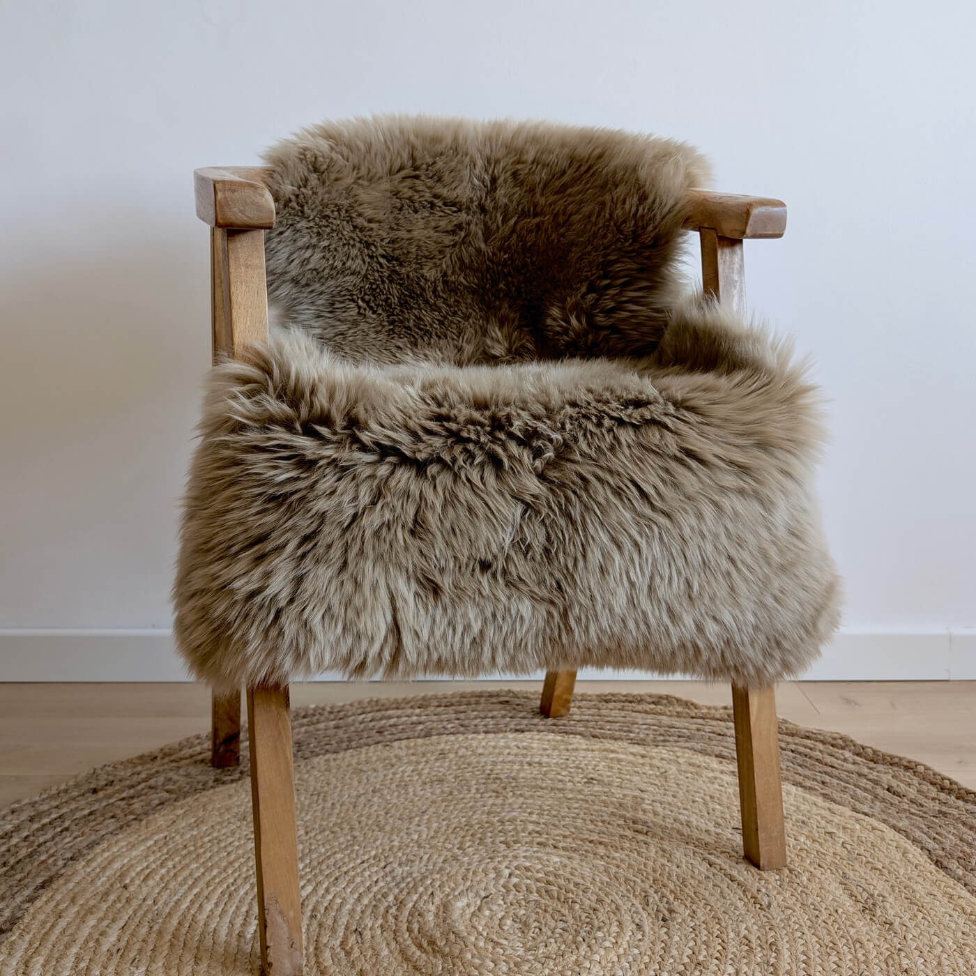 covor din blana de oaie naturala, culoare bej, dens pufos si moale cu fir lung, australian sheepskins, marime single, de aproape
