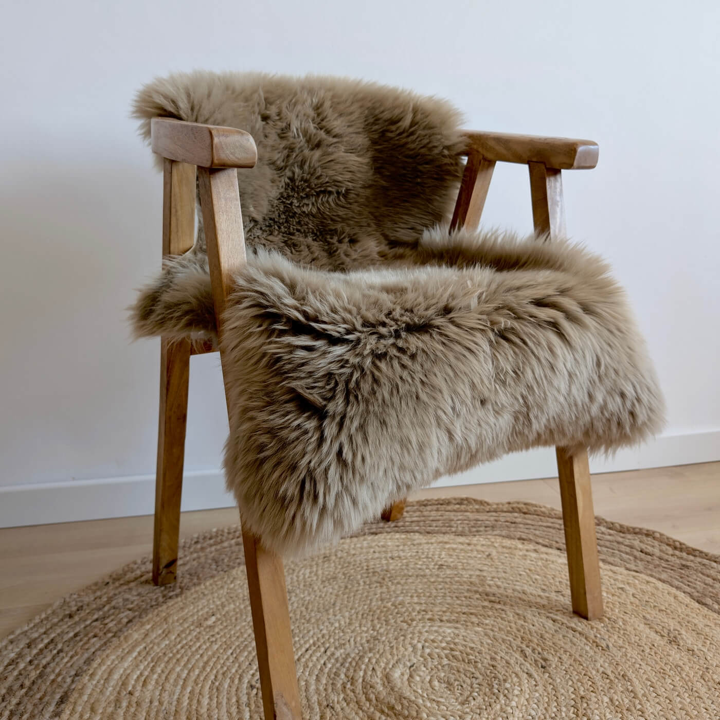 covor din blana de oaie naturala, culoare bej, dens pufos si moale cu fir lung, australian sheepskins, marime single