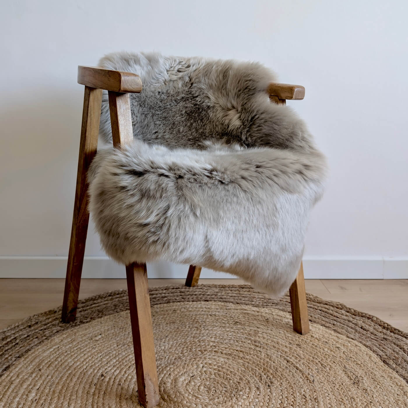 covor din blana de oaie naturala, culoare bej argintiu, dens pufos si moale cu fir lung, australian sheepskins, marime single, pe scaun
