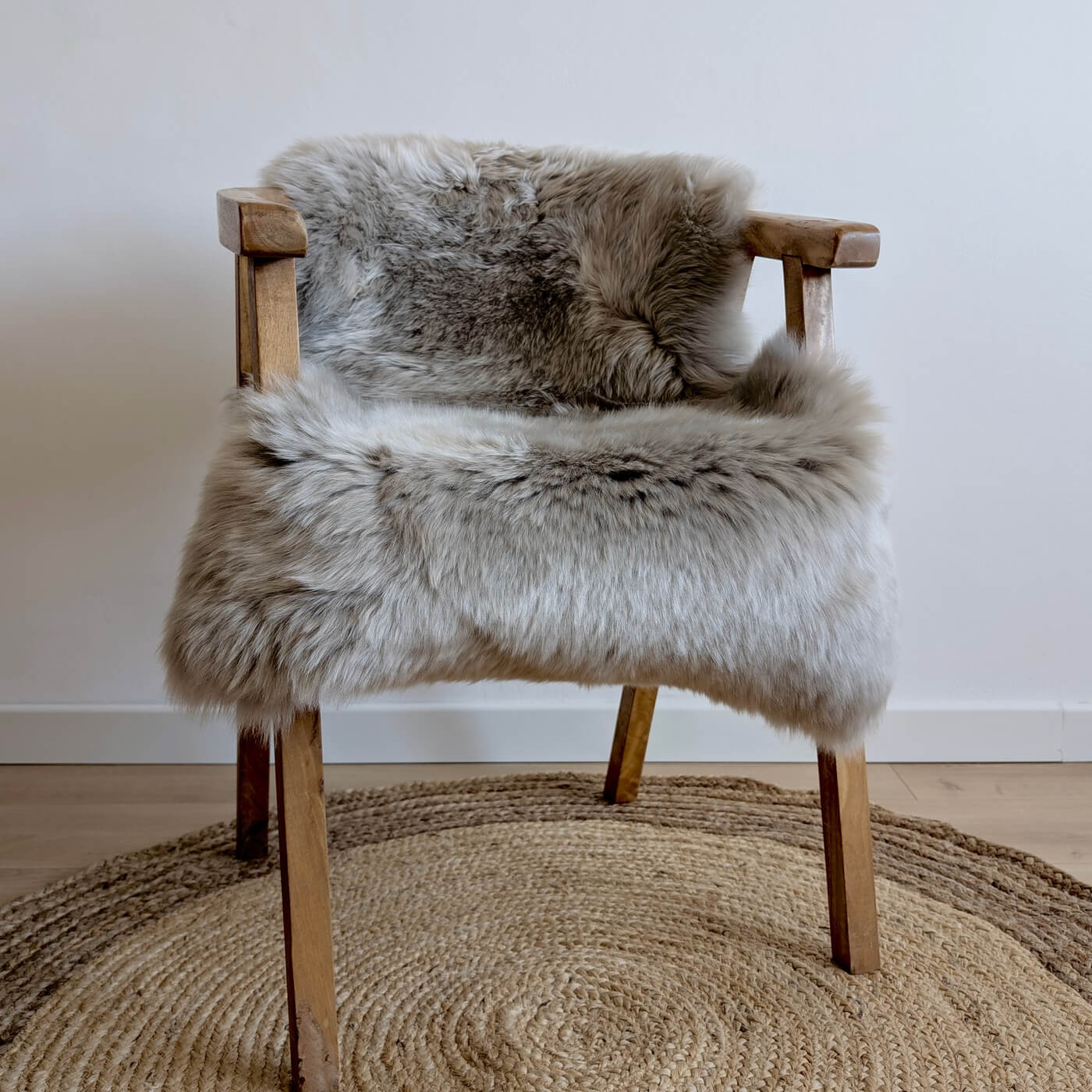 covor din blana de oaie naturala, culoare bej argintiu, dens pufos si moale cu fir lung, australian sheepskins, marime single, frumos