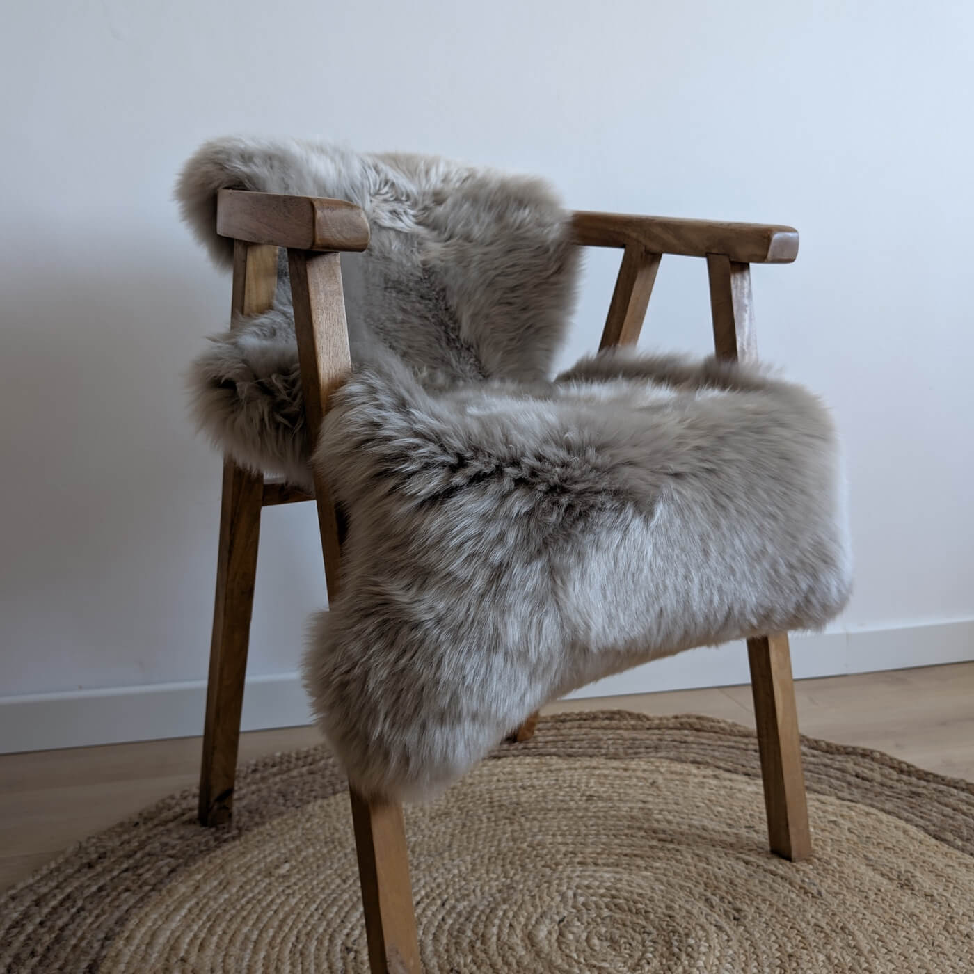 covor din blana de oaie naturala, culoare bej argintiu, dens pufos si moale cu fir lung, australian sheepskins, marime single, unghi