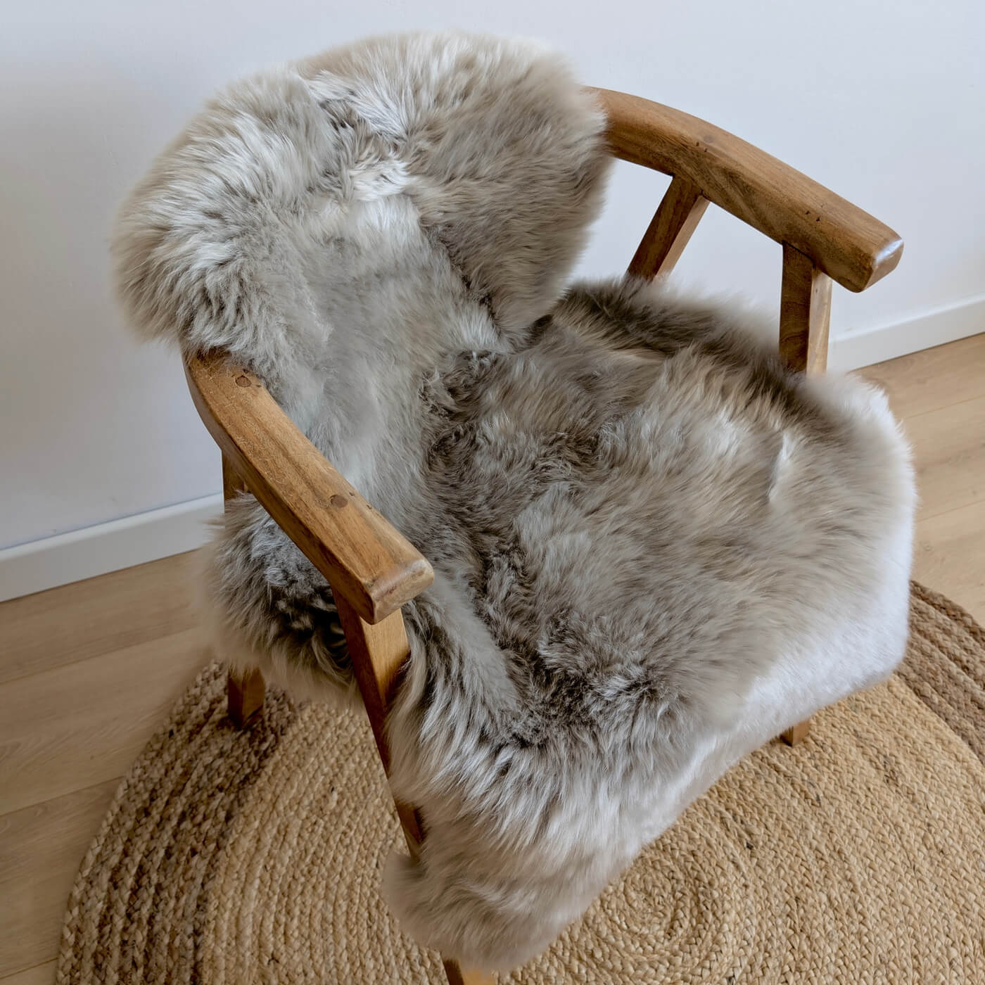 covor din blana de oaie naturala, culoare bej argintiu, dens pufos si moale cu fir lung, australian sheepskins, marime single, de sus