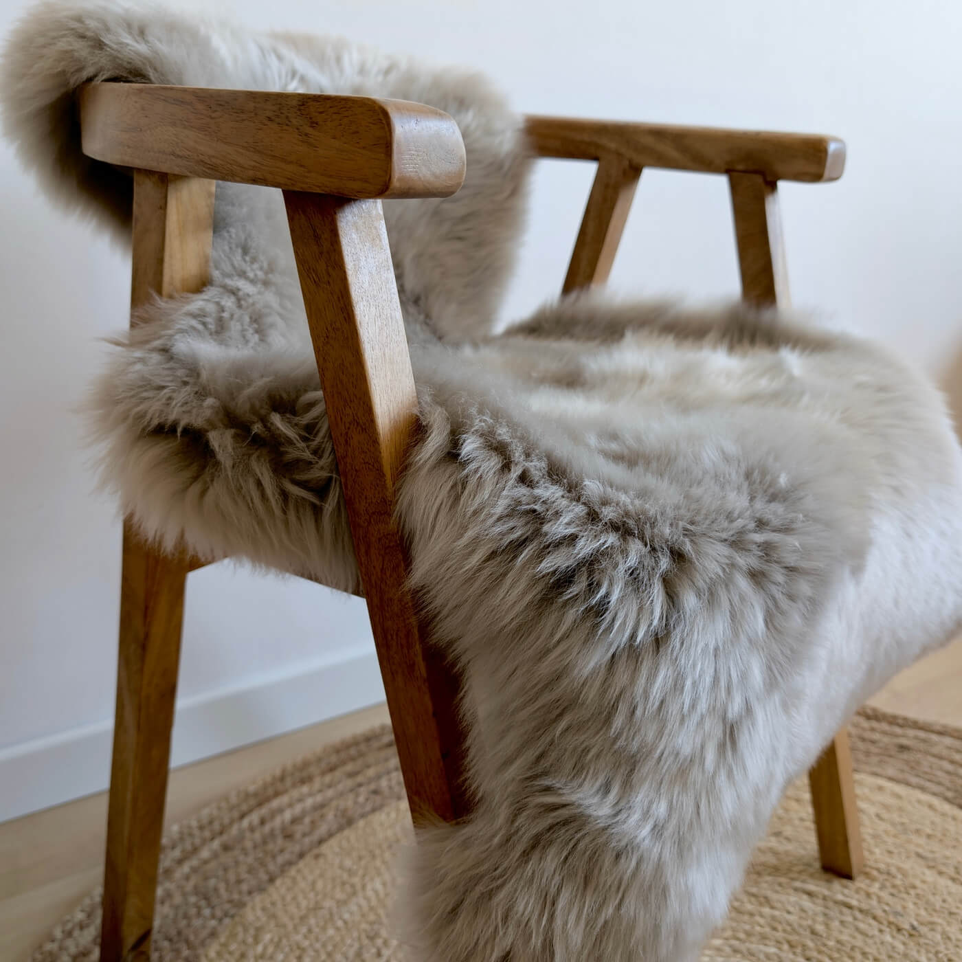 covor din blana de oaie naturala, culoare bej argintiu, dens pufos si moale cu fir lung, australian sheepskins, marime single, de aproape