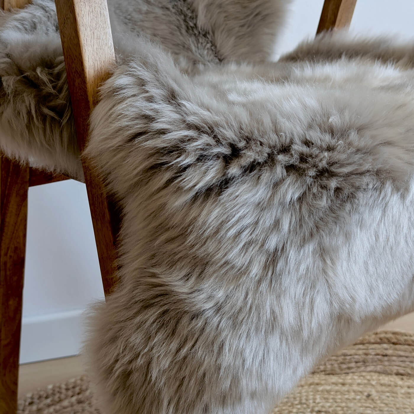 covor din blana de oaie naturala, culoare bej argintiu, dens pufos si moale cu fir lung, australian sheepskins, marime single, zoom