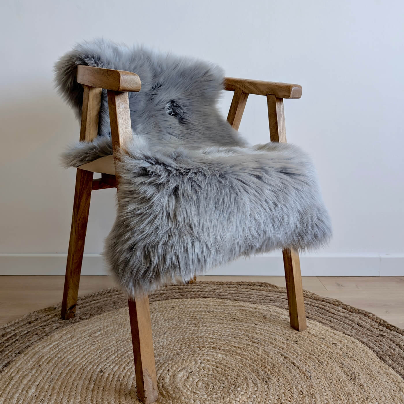 covor din blana de oaie naturala, culoare gri deschis, dens pufos si moale cu fir lung, australian sheepskins, marime single 100 cm