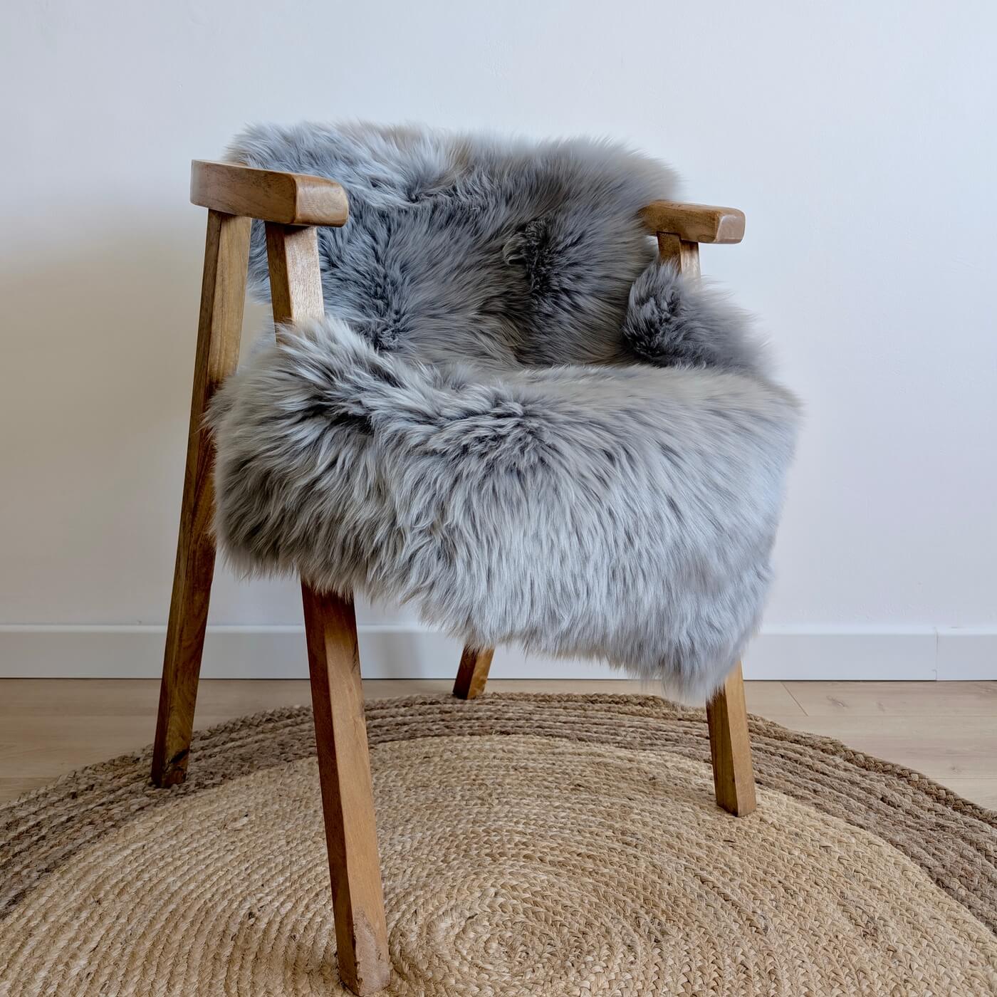 covor din blana de oaie naturala, culoare gri deschis, dens pufos si moale cu fir lung, australian sheepskins, marime single, pe scaun
