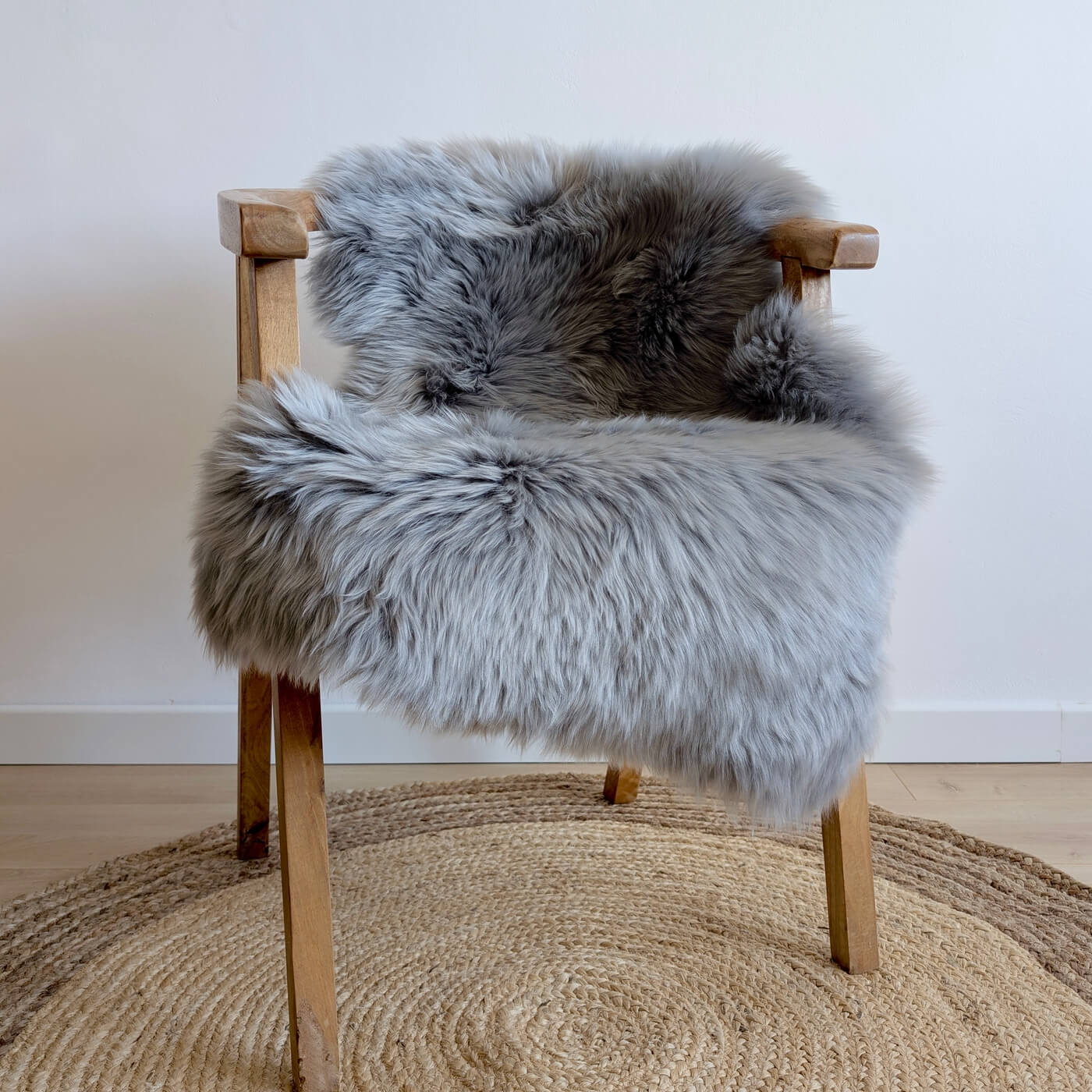 covor din blana de oaie naturala, culoare gri deschis, dens pufos si moale cu fir lung, australian sheepskins, marime single, pe scaun 2