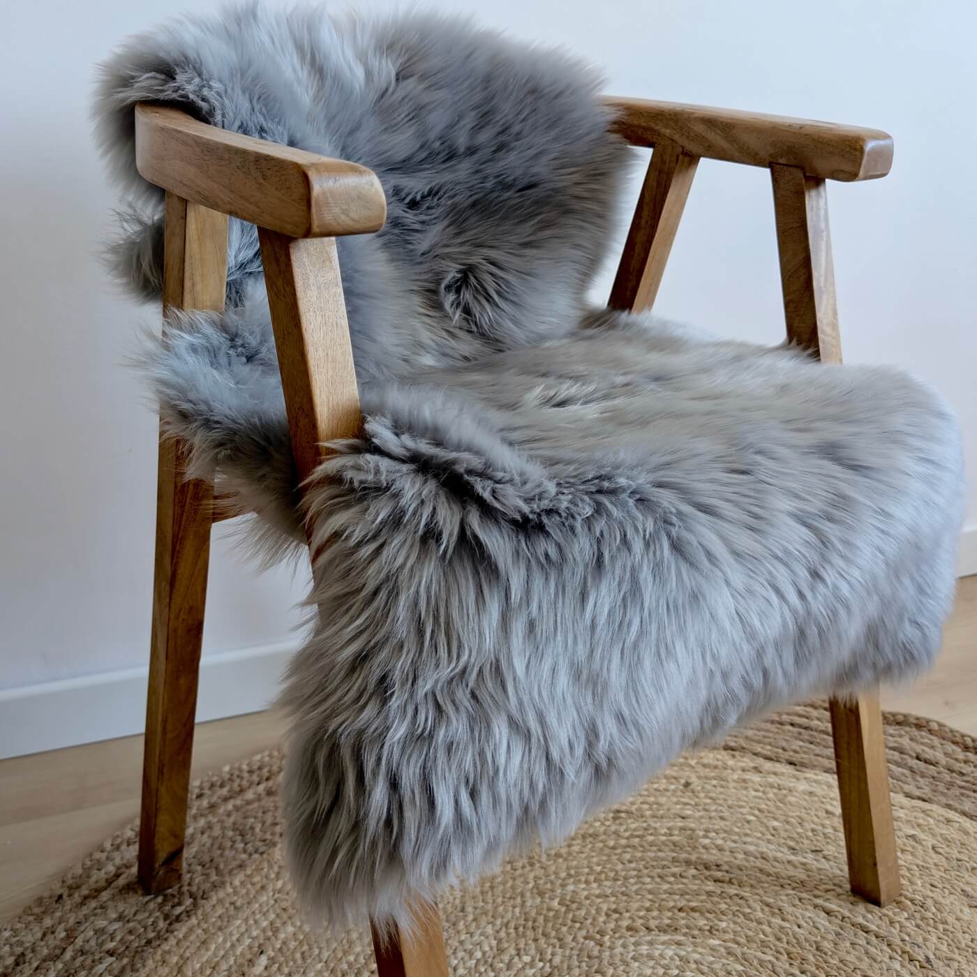 covor din blana de oaie naturala, culoare gri deschis, dens pufos si moale cu fir lung, australian sheepskins, marime single, de aproape